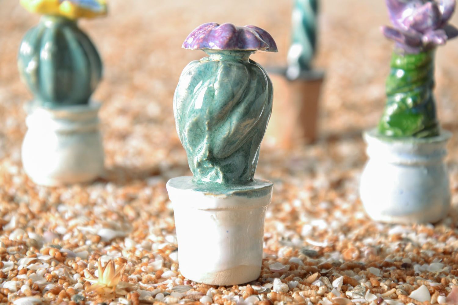 Estatueta de argila artesanal em forma de um cacto florescente  foto 1