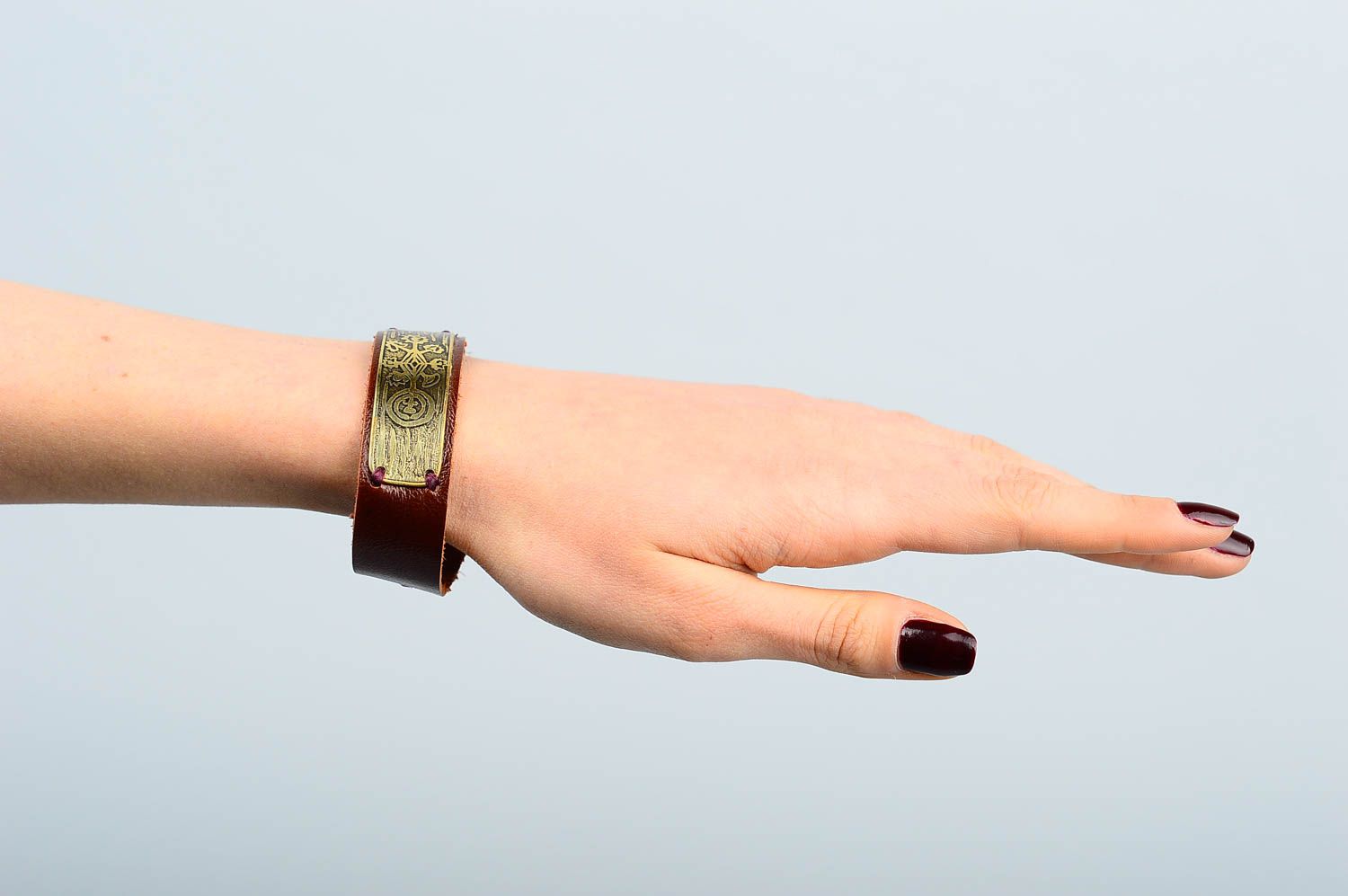 Кожаный браслет ручной работы браслет на руку бордовое украшение из кожи фото 1