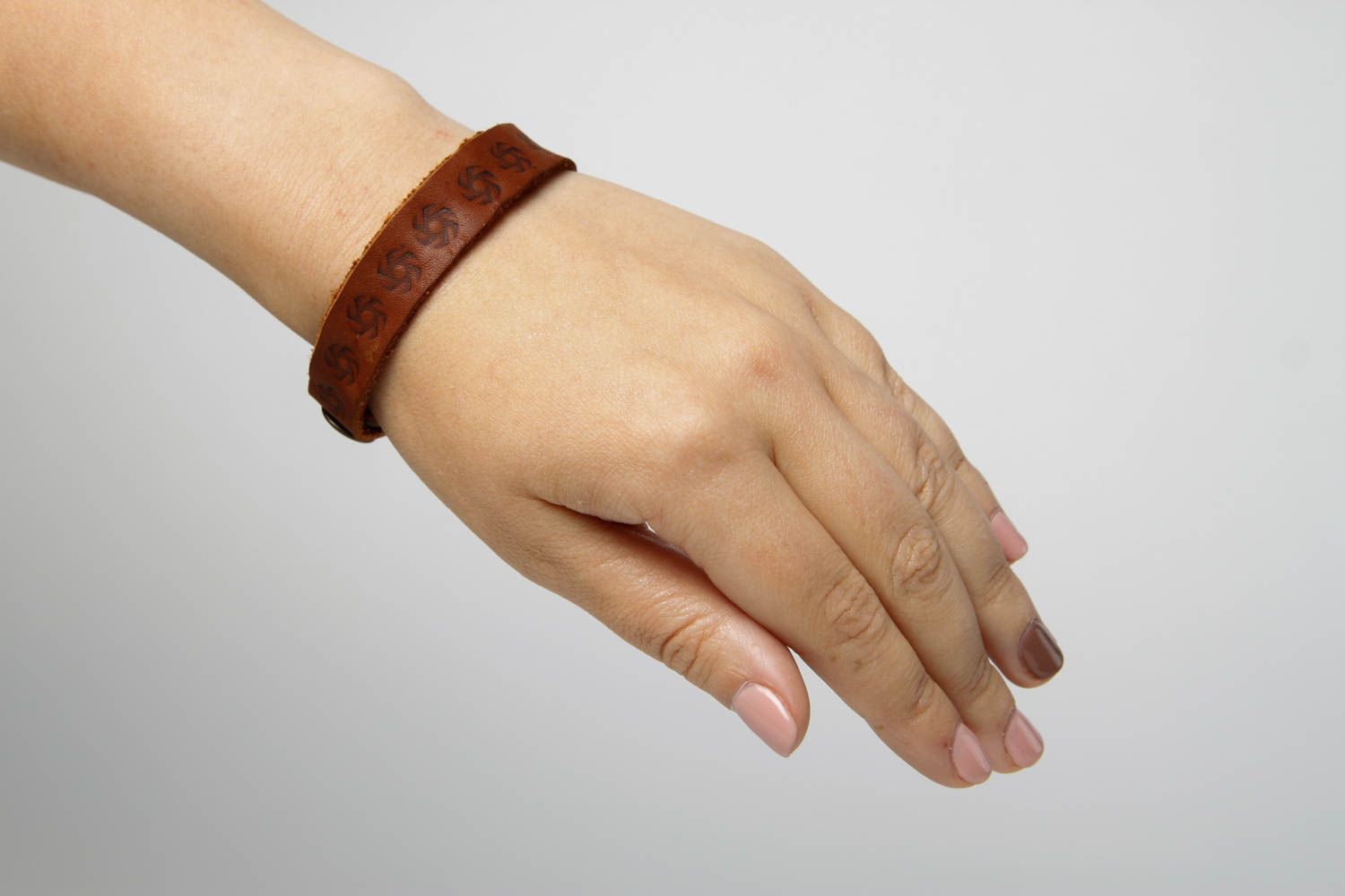 Bracelet en cuir Bijou fait main marron foncé simple Accessoire tendance photo 2