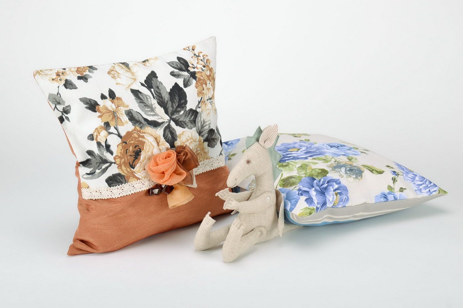 Taie d'oreiller faite main du coton, décorée de fleurs textiles et de dentelles photo 1
