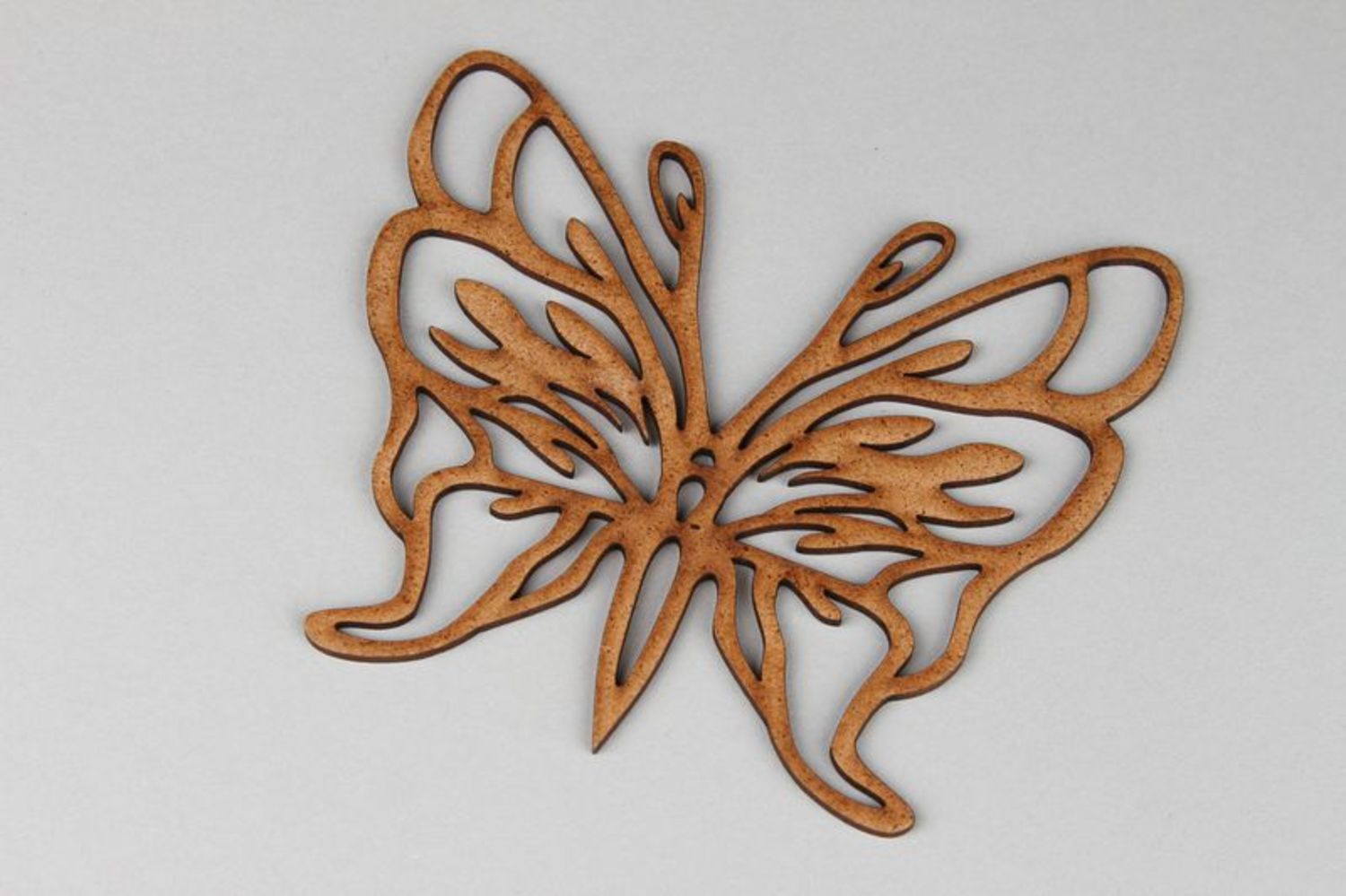 Chipboard aus Holzplatte Schmetterling foto 2