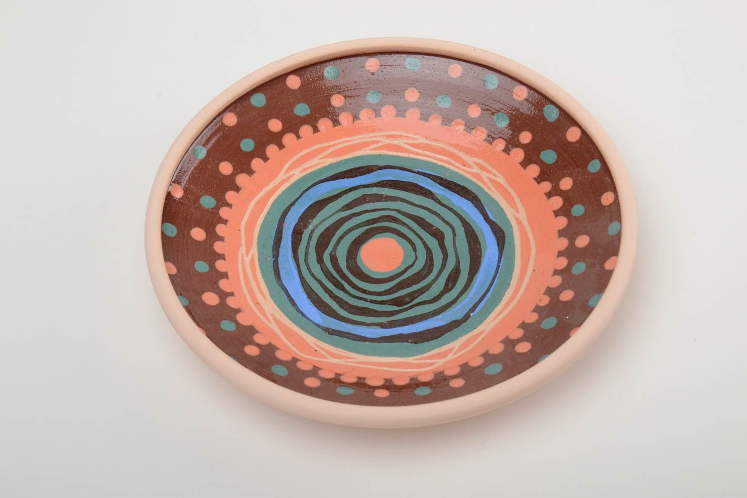 Глиняная тарелка ручной работы расписанная глазурью и эмалью объемом 200 мл фото 2