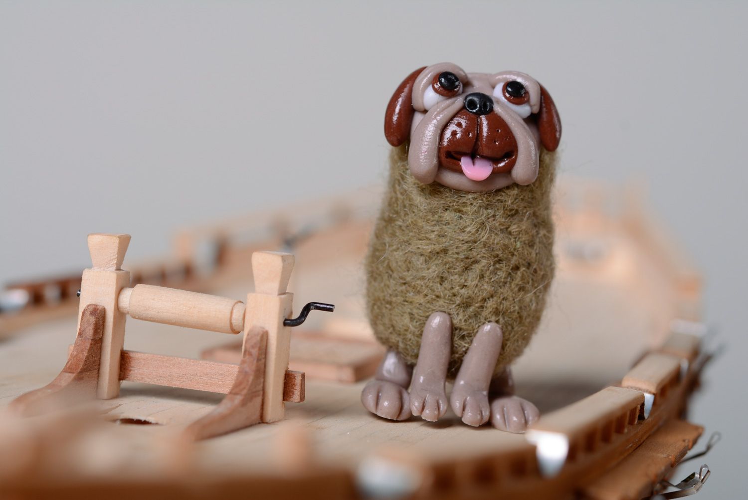 Petit jouet en laine feutrée et pâte polymère fait main décoratif chien photo 1