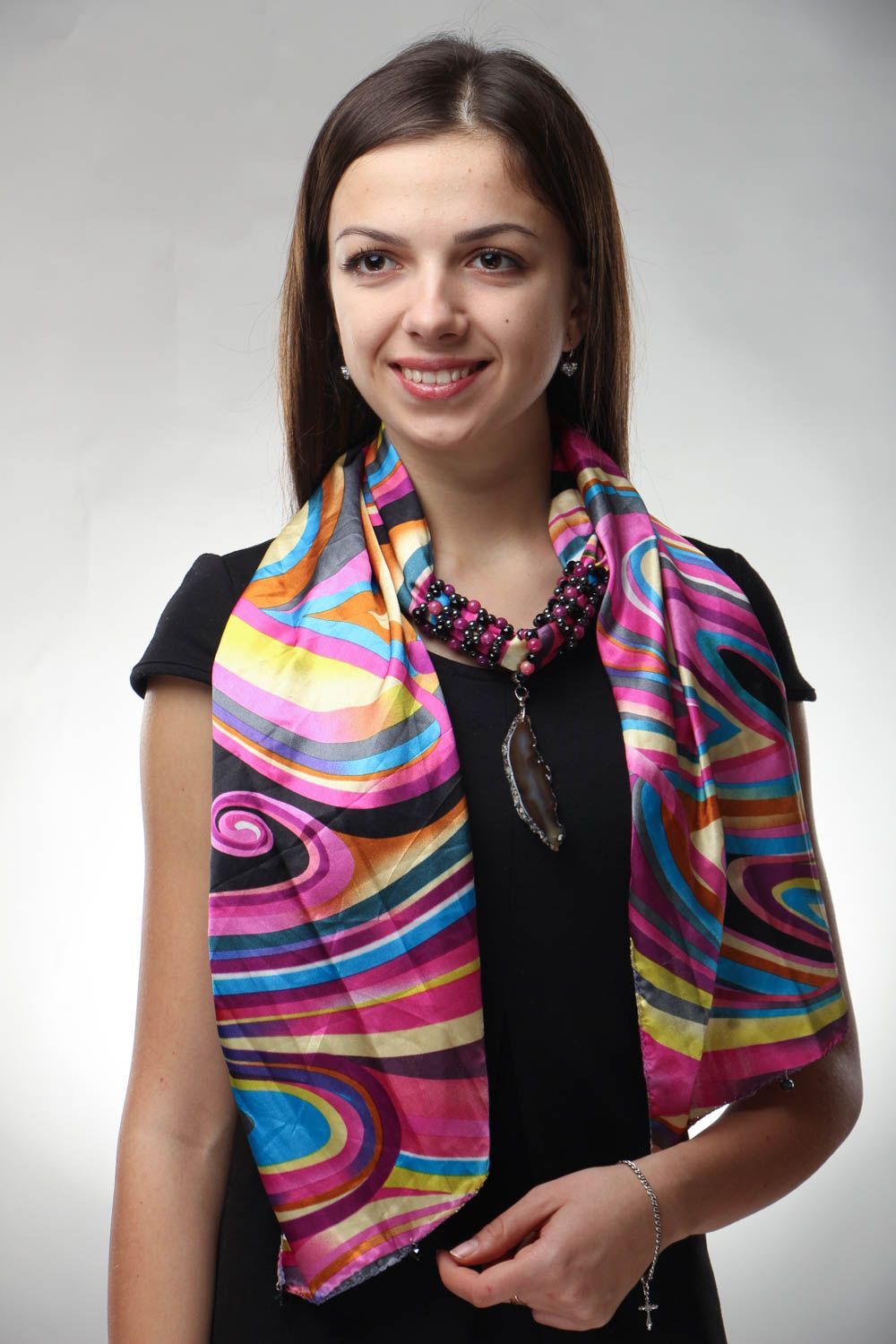 Weiblicher Schal aus Seide mit Anhänger foto 1