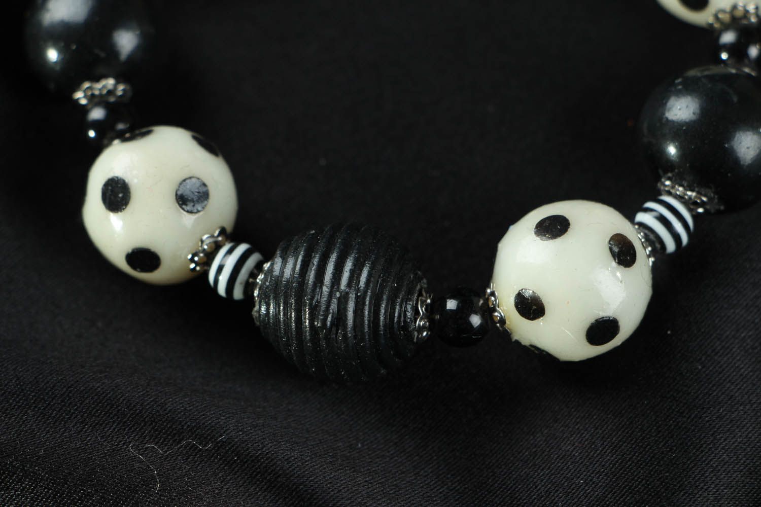 Bracelete artesanal de argila de polímero em cores de preto e branco foto 4