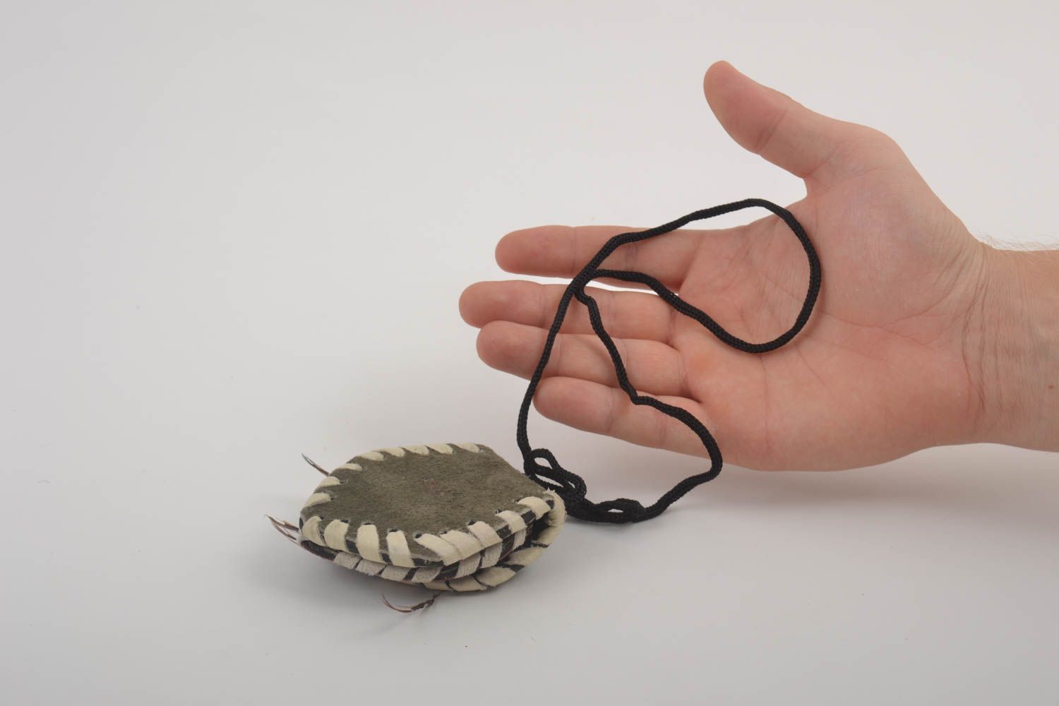 Pendentif amulette Bijou fait main en daim design de créateur Cadeau original photo 5