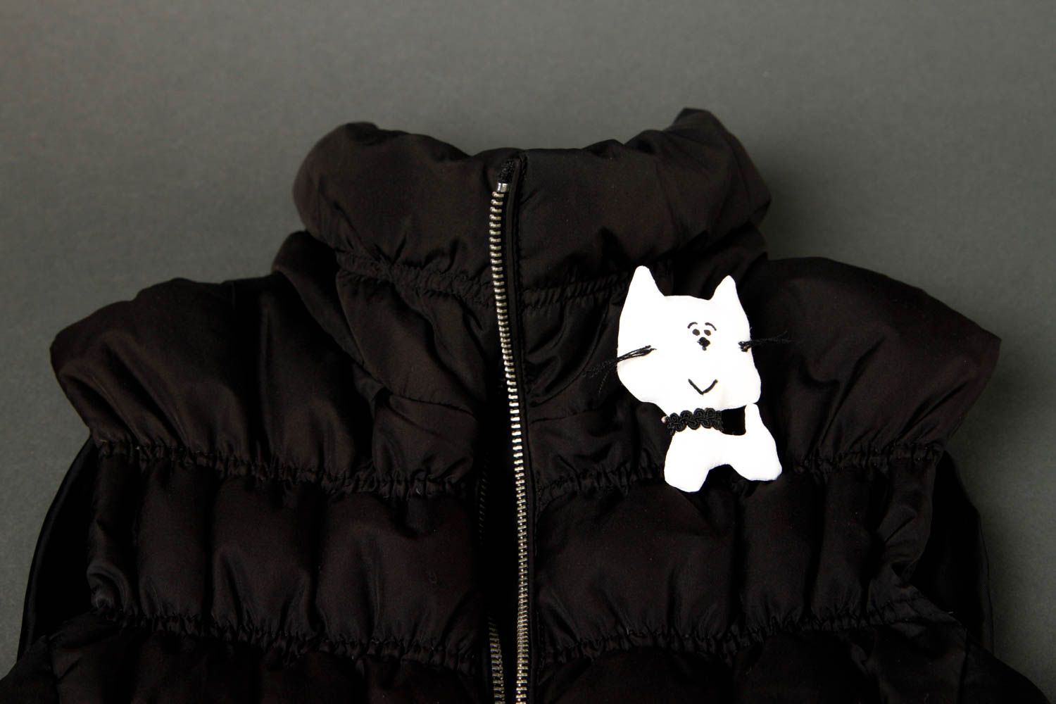 Broche textile Bijou fait main Accessoire femme chat blanc noir en coton photo 2