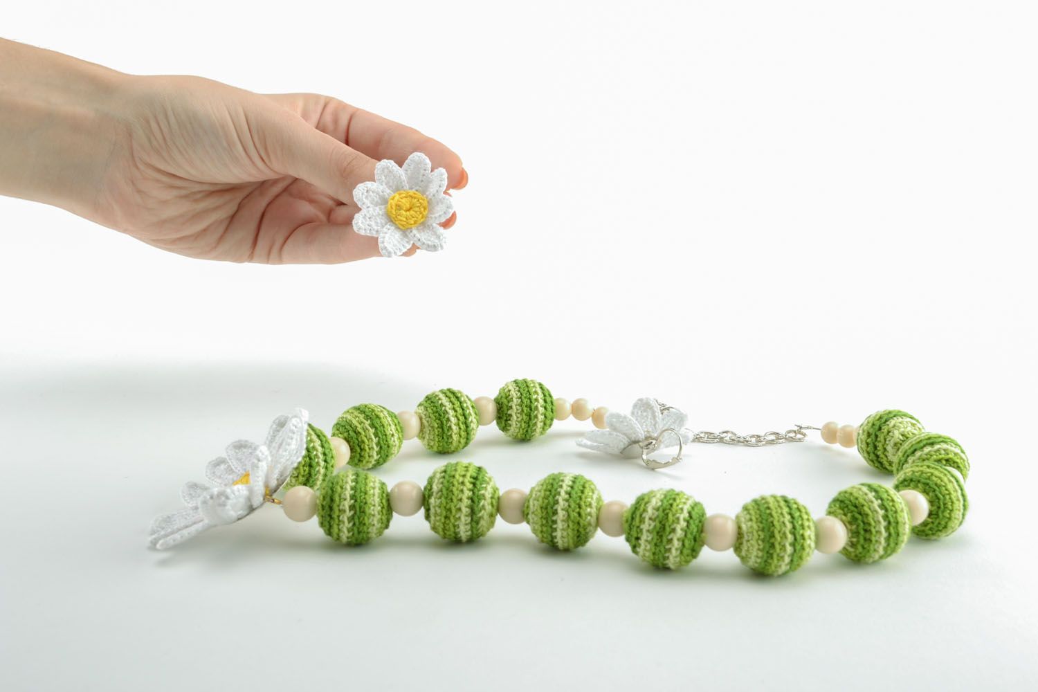 Set de boucles d'oreilles et collier en perles tricotées vert fait main  photo 4