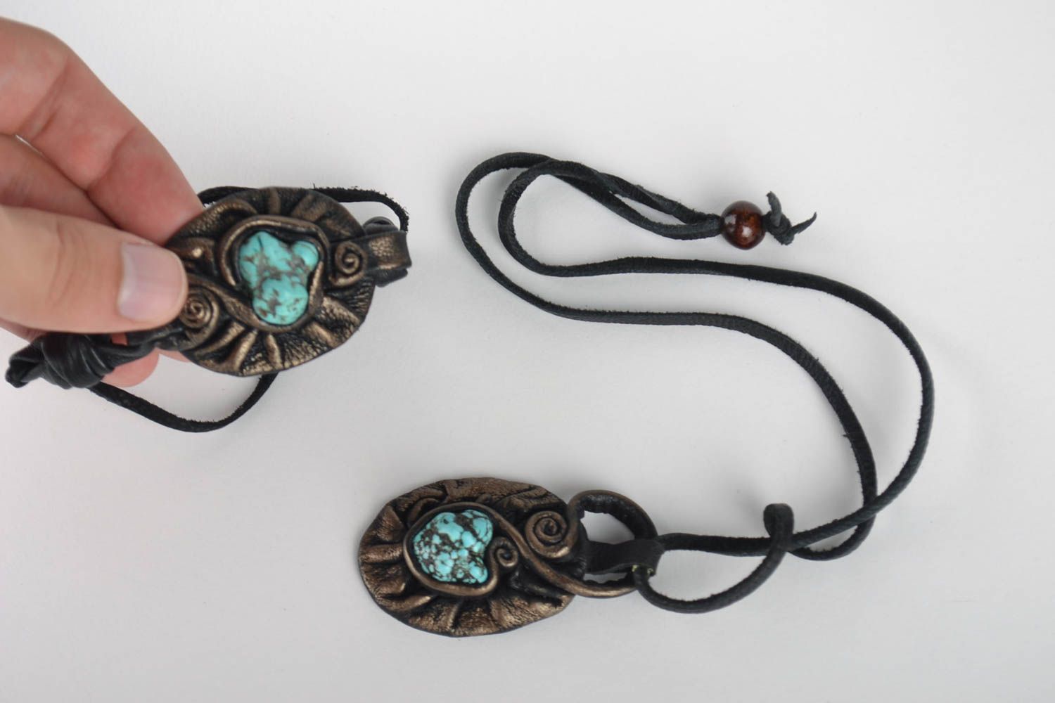 Bijoux en cuir et turquoise Pendentif fait main Bracelet large Accessoires noirs photo 5