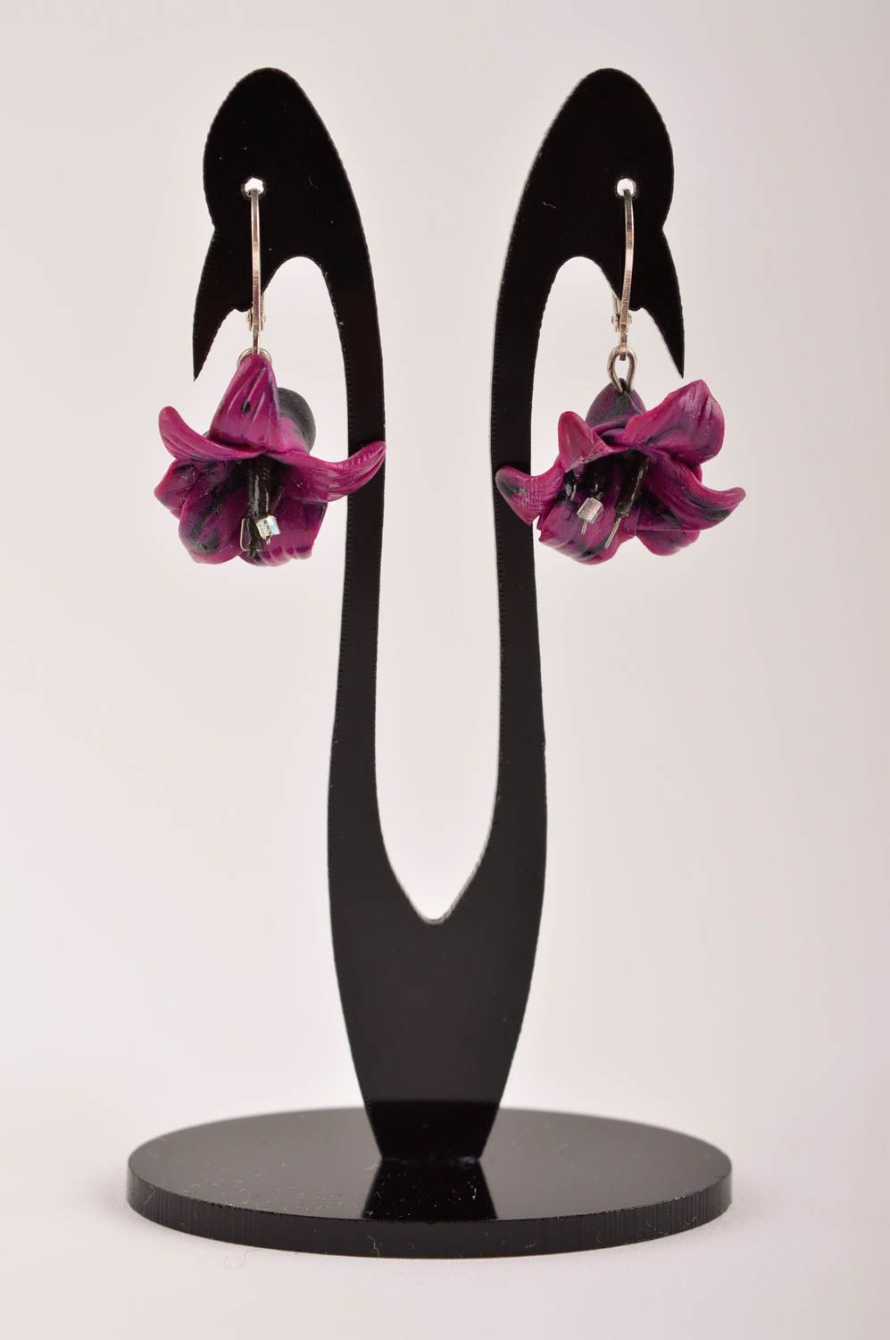 Handmade violette Blumen Ohrringe Designer Schmuck Accessoire für Frauen Lilien foto 1