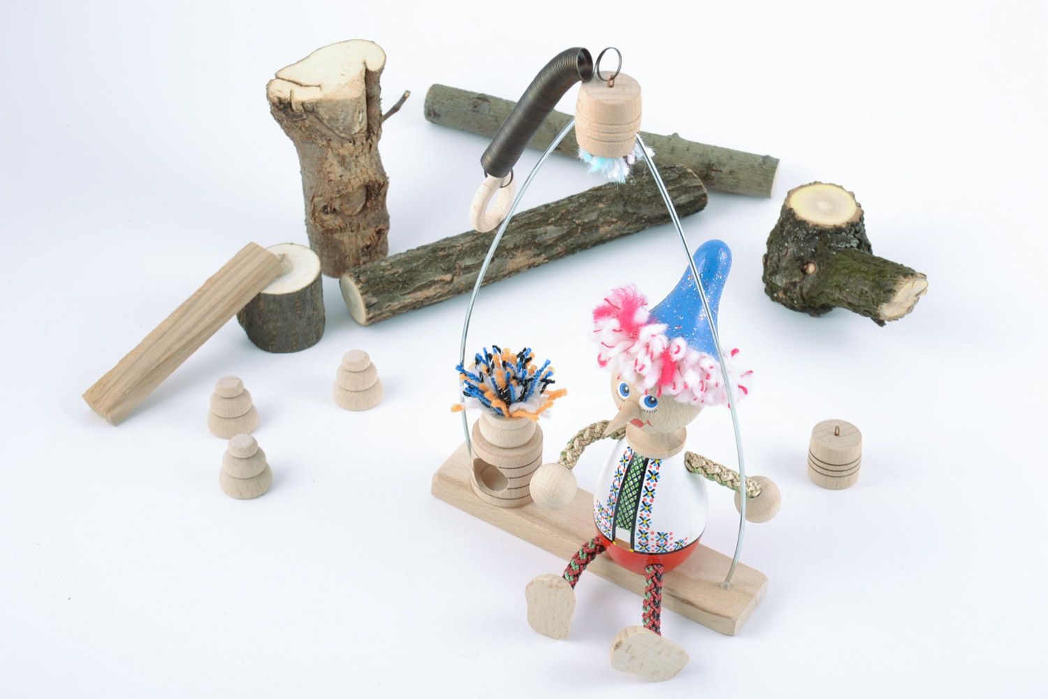 Nettes hölzernes Spielzeug handmade mit Schaukel aus Naturmaterialien mit Bemalung für Kleinkinder foto 1