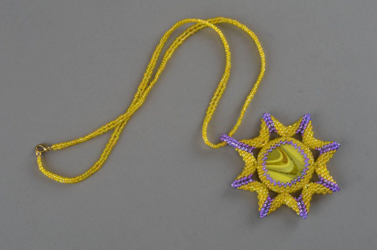 Collier en perles de rocaille avec grand pendentif étoile fait main jaune-mauve photo 3