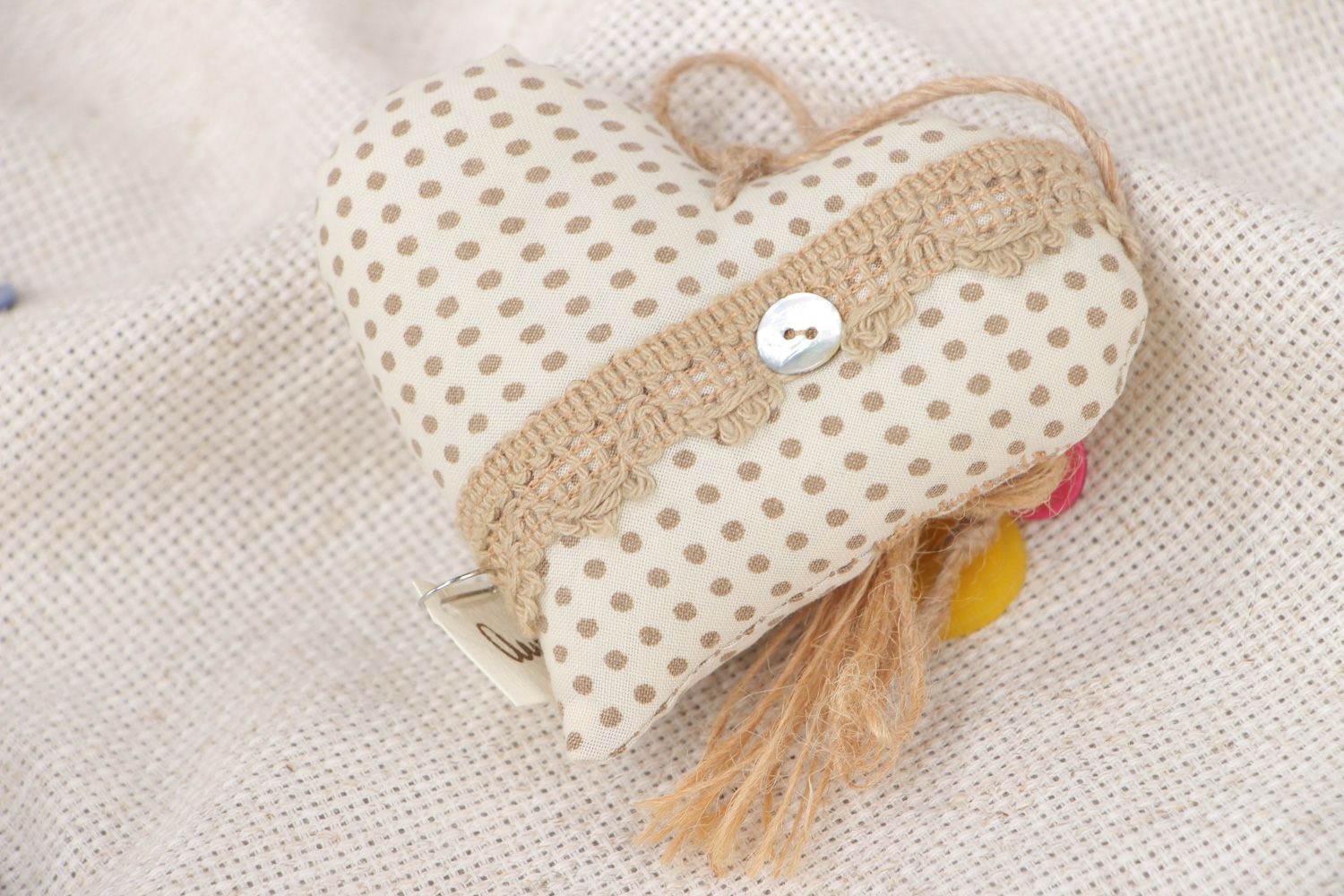 Petite décoration en tissu à suspendre blanche-beige en forme de coeur à pois photo 5