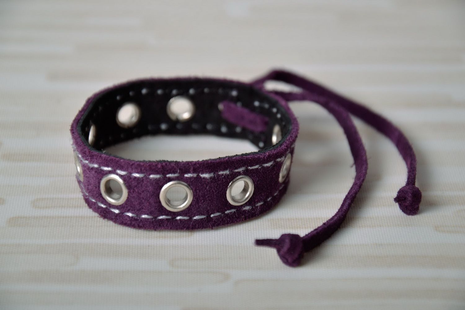 Bracelet en cuir violet fait main photo 1