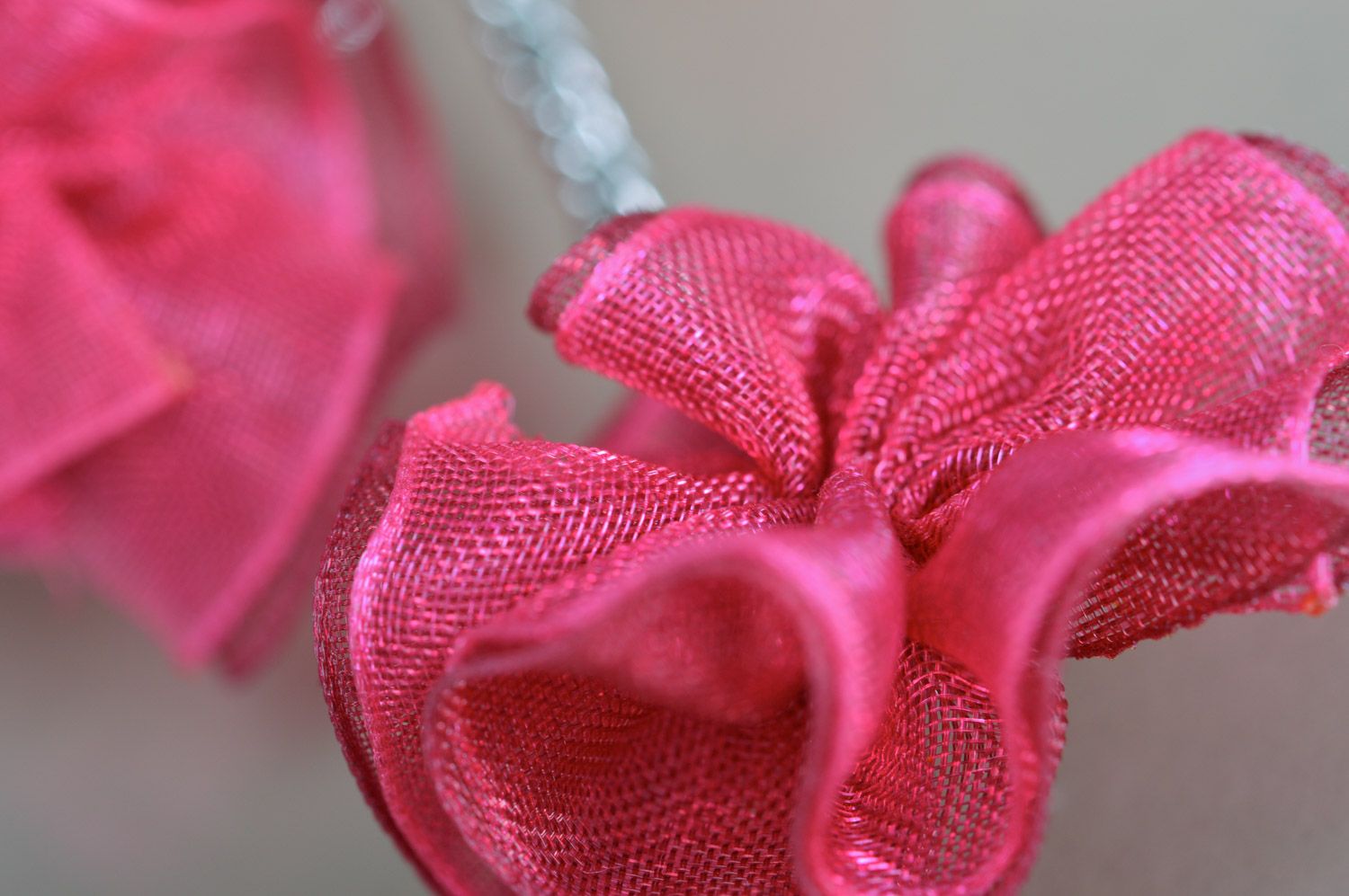 Zarte handgemachte rosa Ohrringe aus Stoff mittelgroß für junge Modemaden foto 4