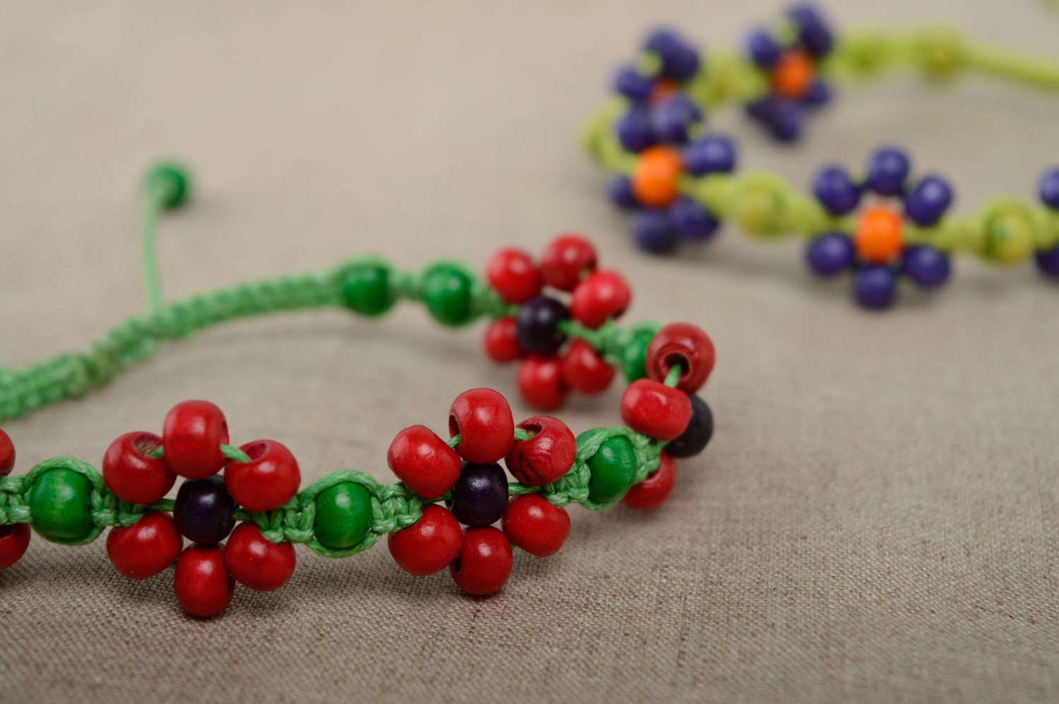Bracelet de cheville avec perles de bois vert et rouge macramé fait main femme photo 5