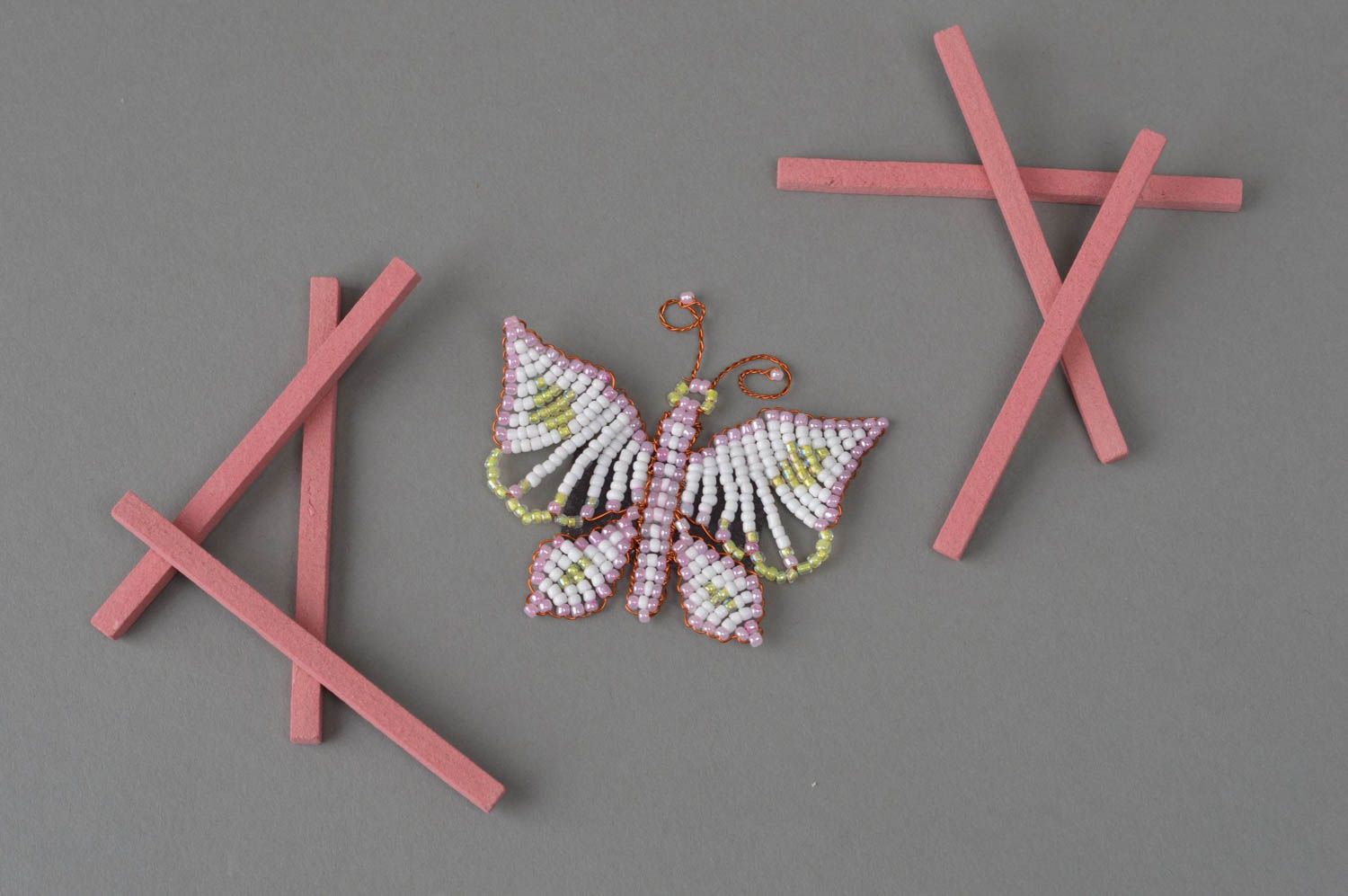 Magnet papillon rose blanc en perles de rocaille design délicat fait main photo 1