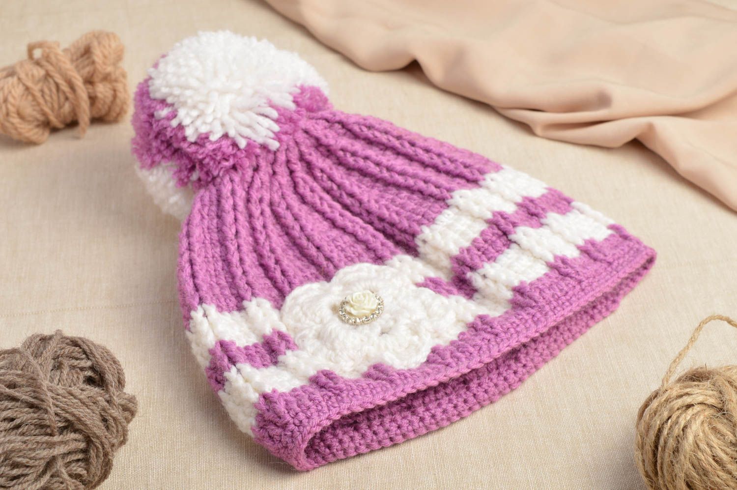 Детская шапка ручной работы вязаная крючком с помпоном зимняя для девочки фото 1