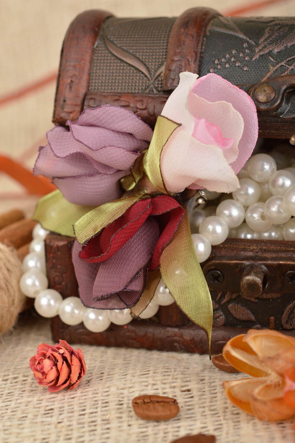 Красивая женская брошь заколка из ткани с цветами ручной работы Букет роз фото 1