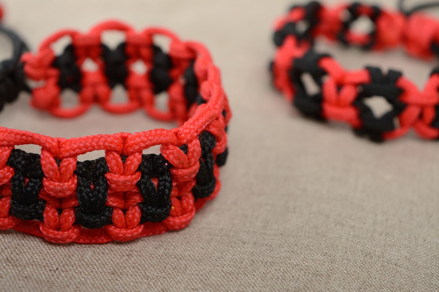 Large bracelet en macramé rouge et noir original fait à la main pour femme photo 5