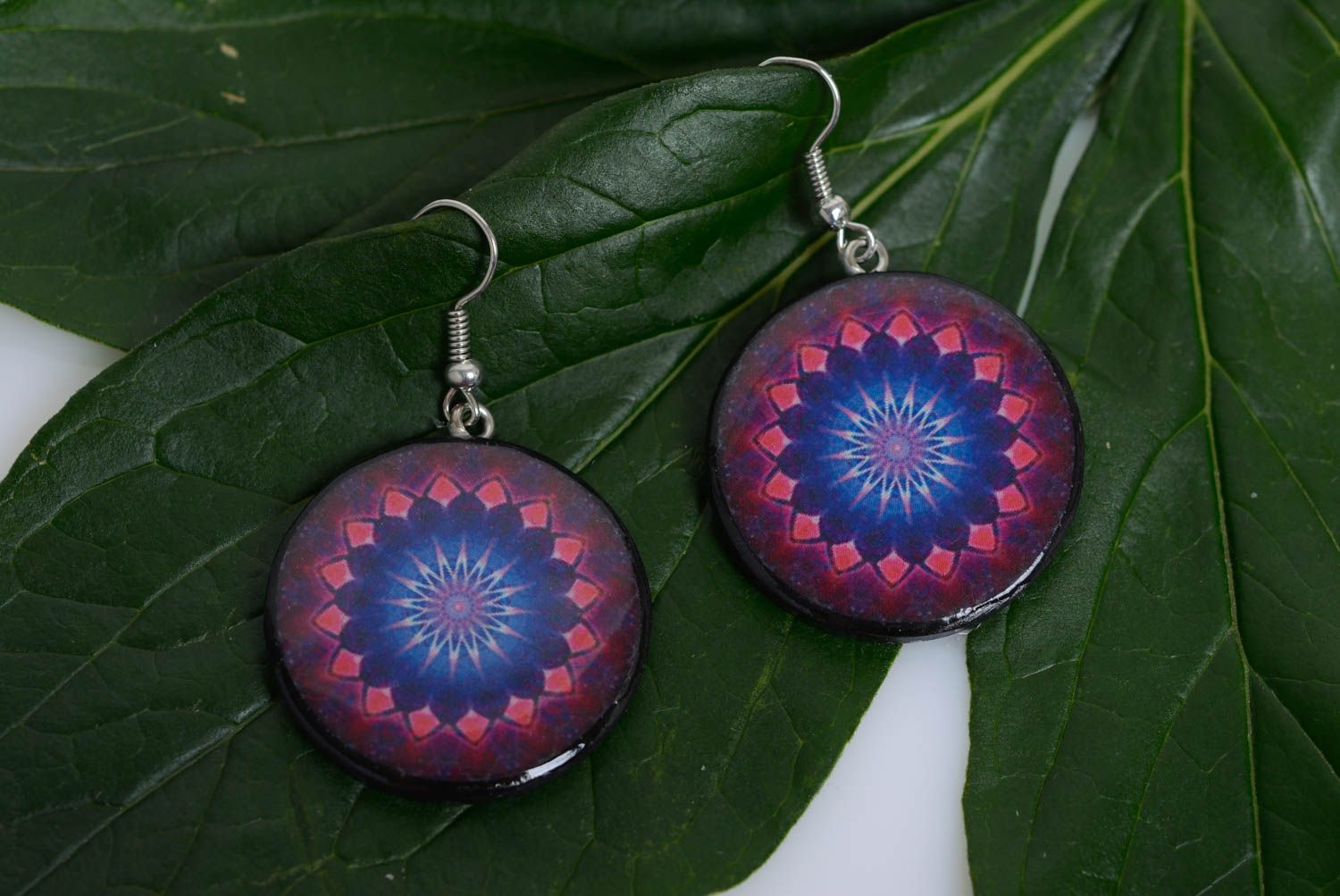 Dunkle runde Ohrringe aus Polymer Ton mit indischem Ornament in Decoupage schön foto 3