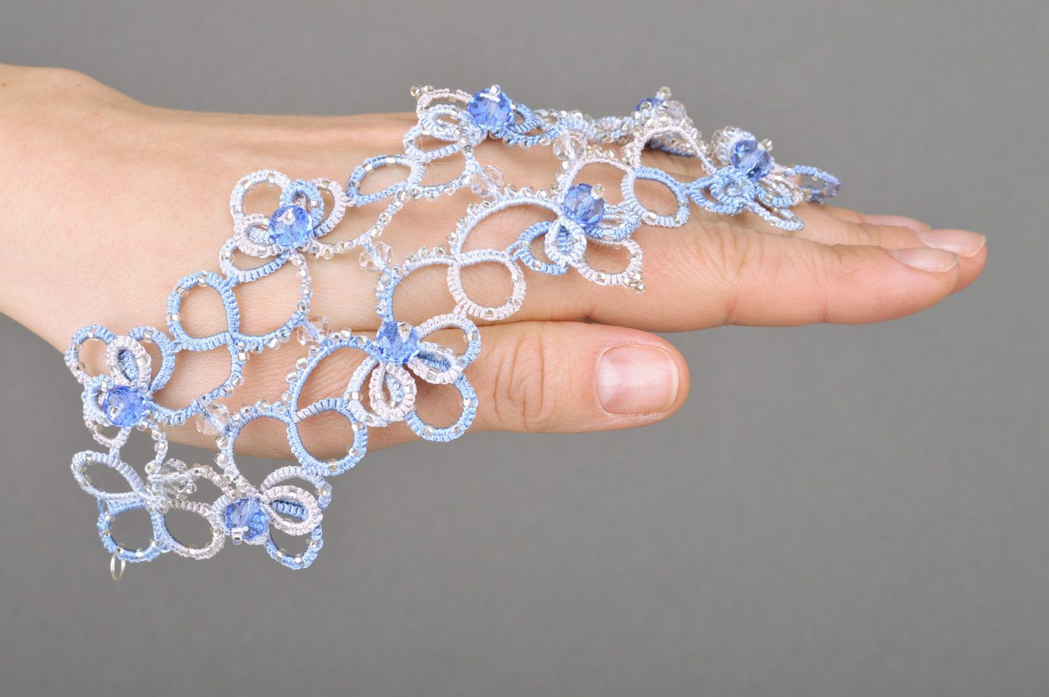 Bracelet en frivolité de fils de satin gris bleu ajouré fait main pour femme photo 2