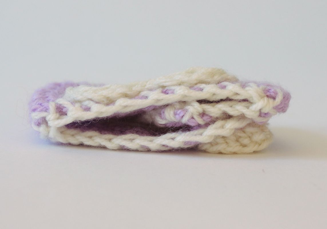 Copritazza di fili di lana fatto a mano fodera a maglia per tazza con cuore foto 2