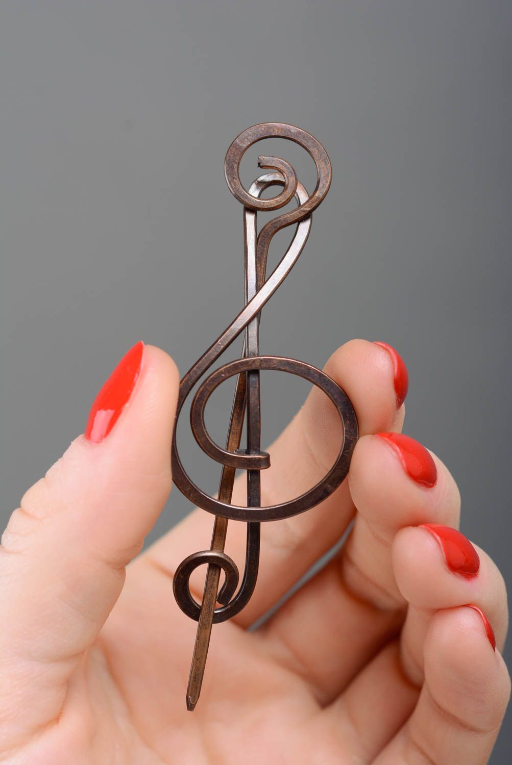 Брошь из меди скрипичный ключ небольшая оригинальная в технике wire wrap хендмэйд фото 3