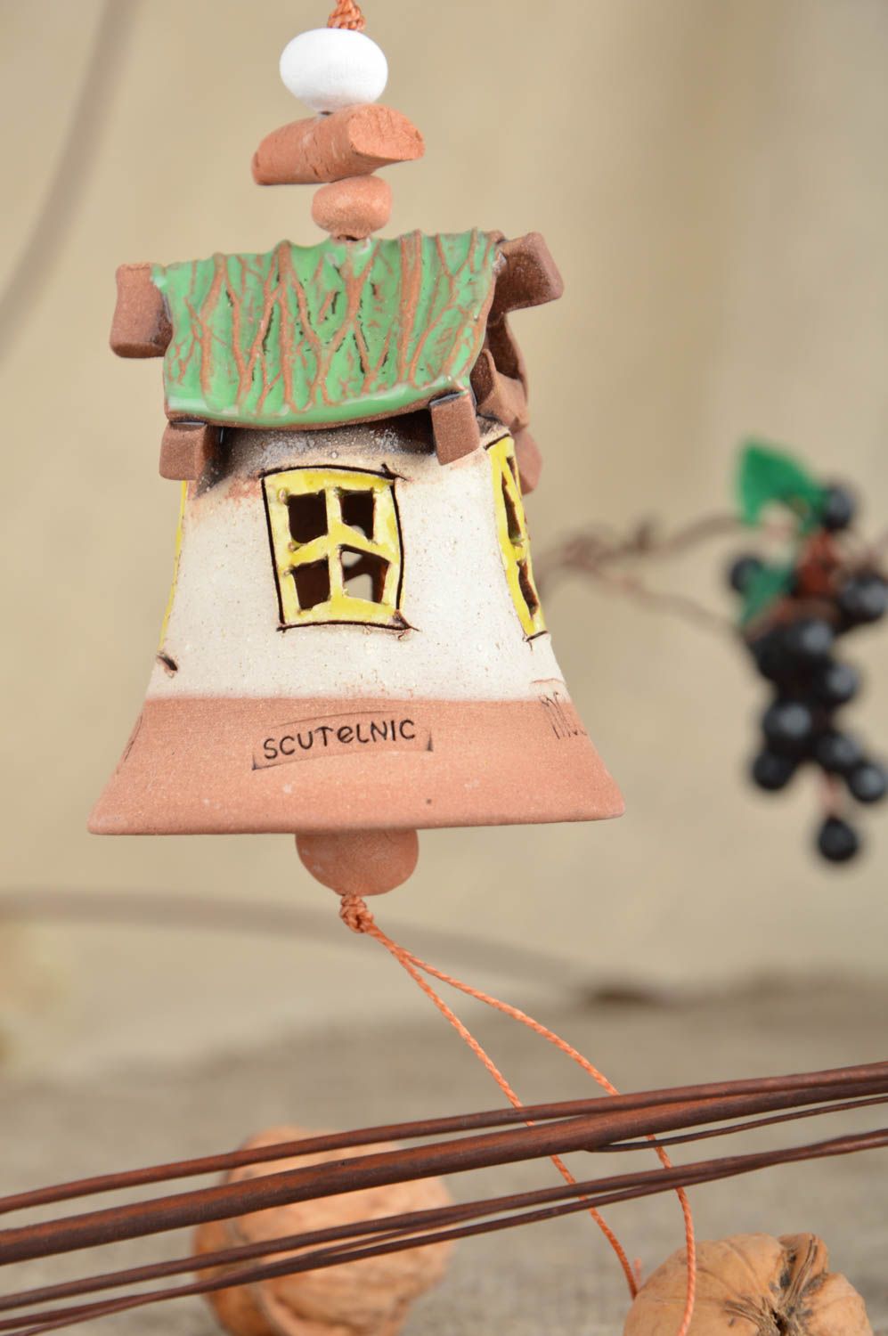 Clochette céramique en forme de maisonnette faite main peinte de glaçure photo 1