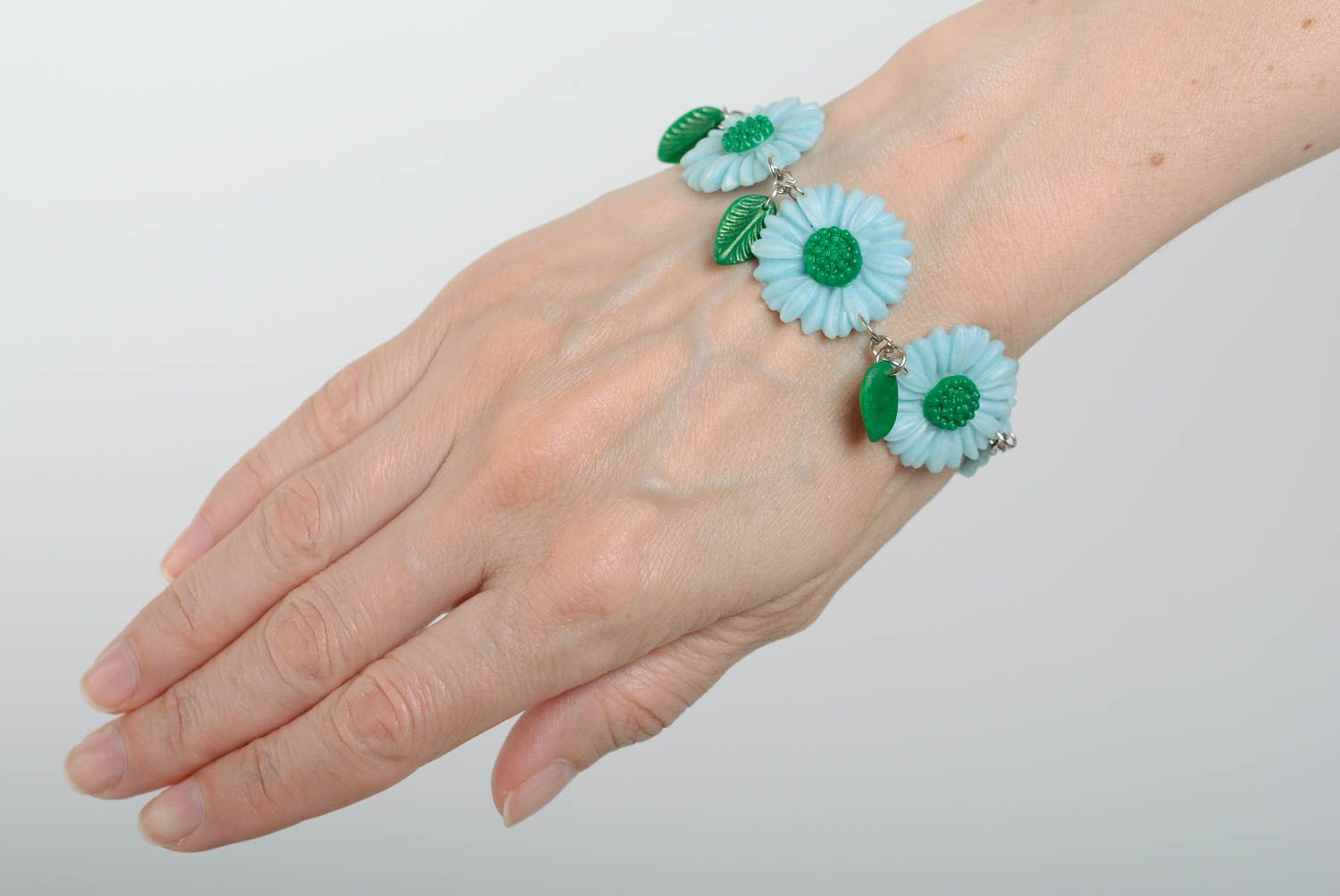 Голубой цветочный браслет на руку из полимерной глины ручной работы оригинальный нарядный фото 5