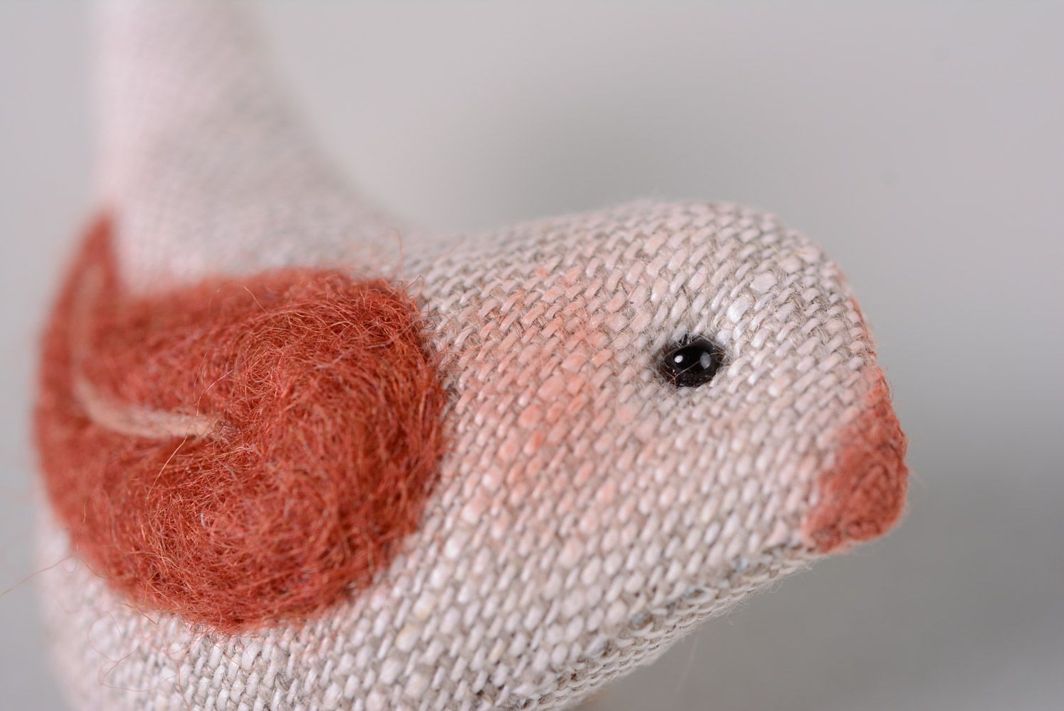 Broche en lin brodée en fils de laine originale faite main en forme d'oiseau photo 2