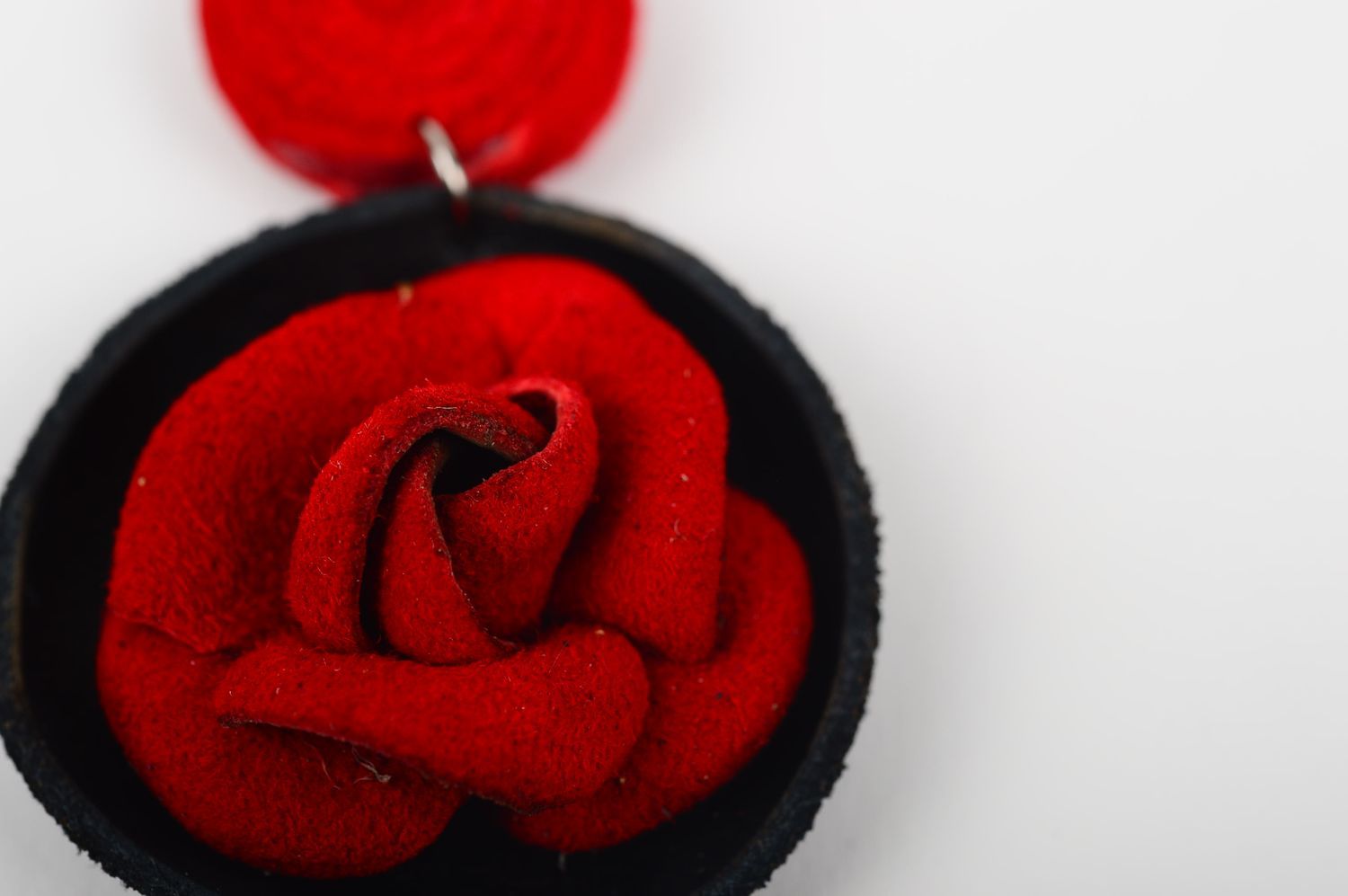 Boucles d'oreilles pendantes Bijou fait main noir rouge Cadeau femme Roses cuir photo 5