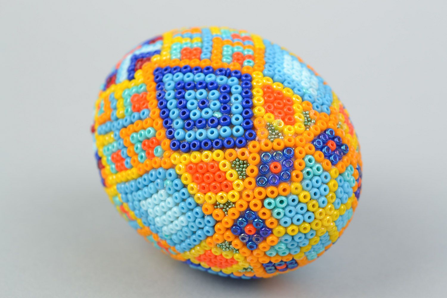 Деревянное яйцо оплетенное бисером в стиле уичоль ручной работы пестрое фото 4