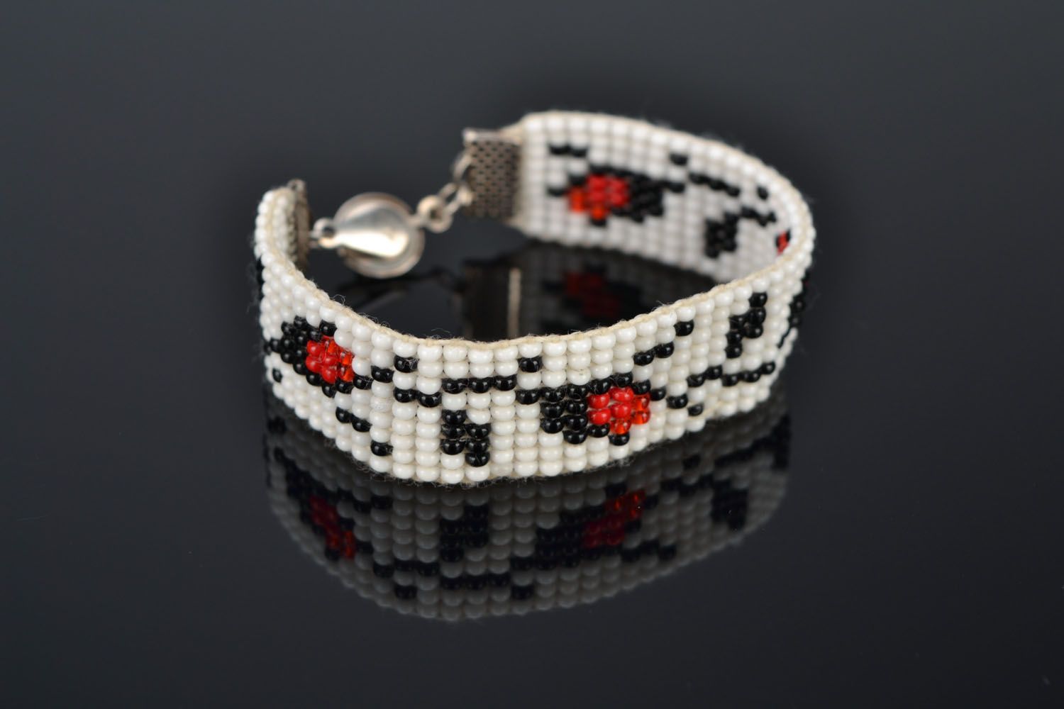 Hand-woven beaded bracelet photo 1