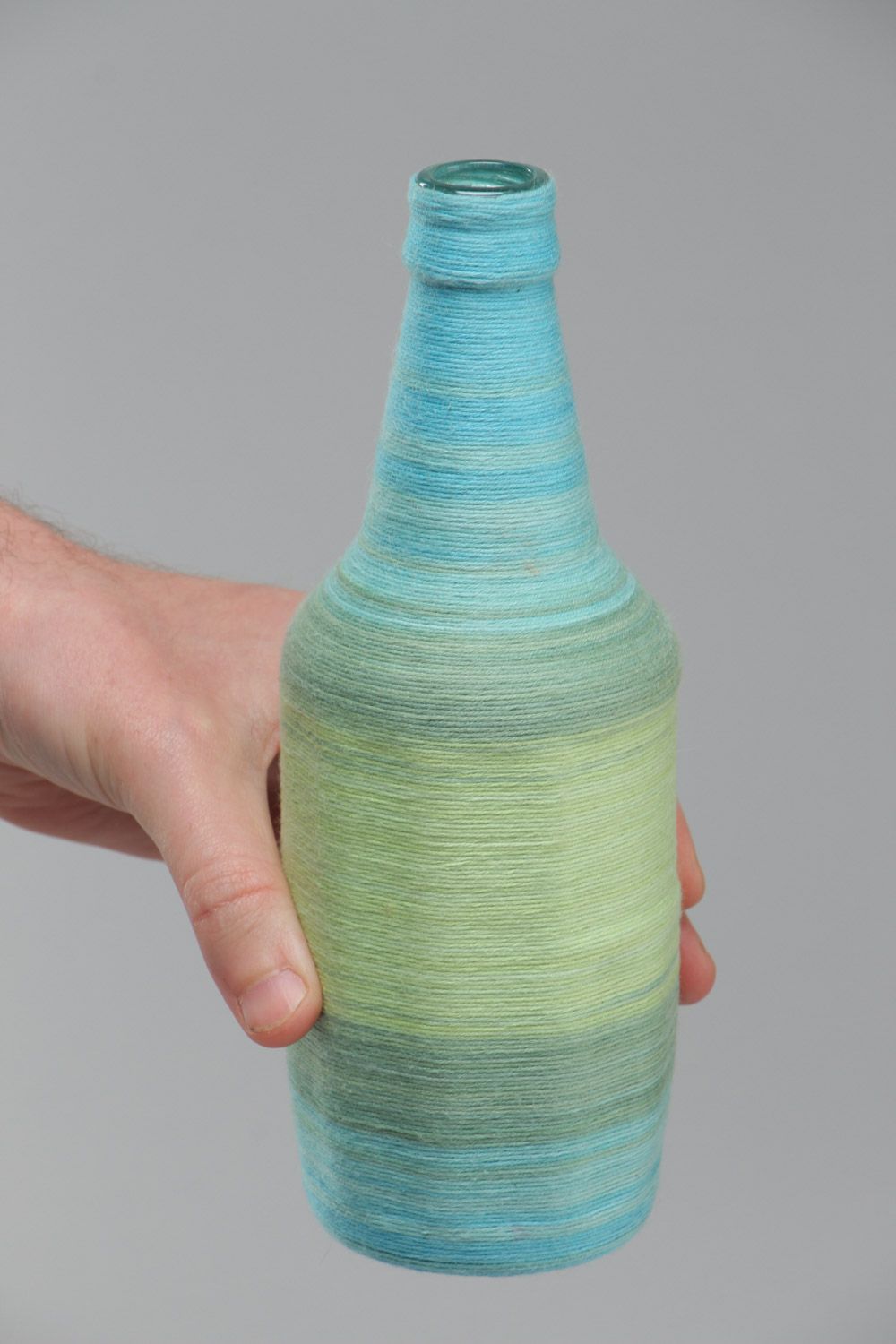 Стеклянная бутылка обмотанная хлопковыми нитками ручная работа объемом 500 мл фото 5