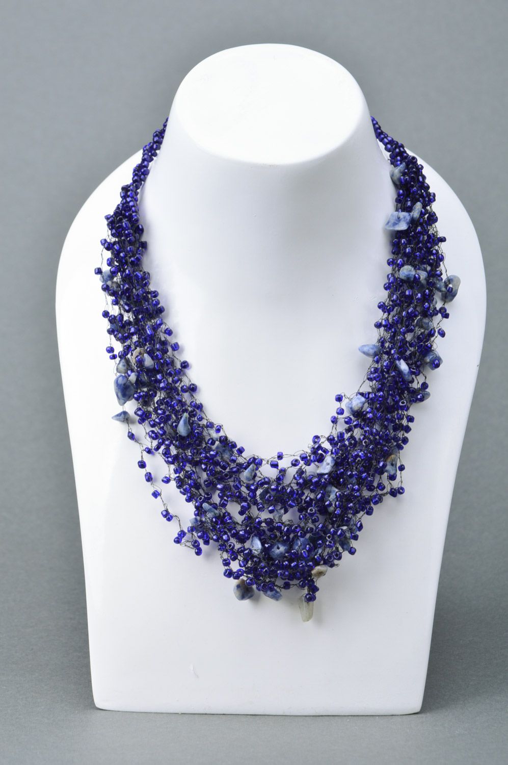 Ожерелье из бисера и коралла в технике плетения синее ручной работы женское красивое фото 1