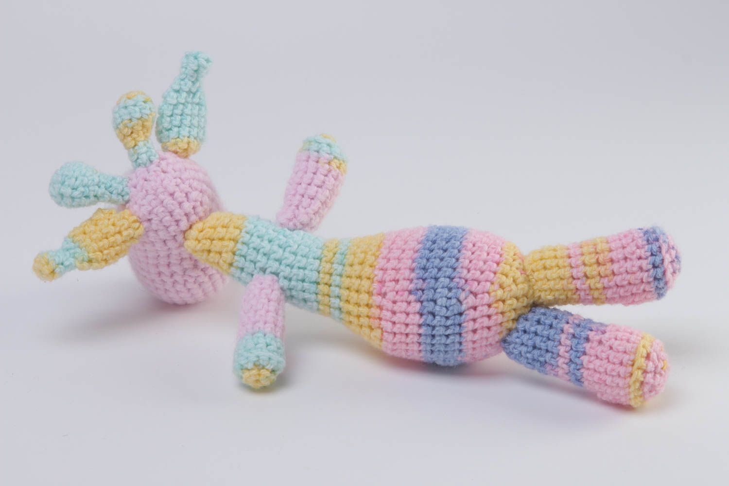 Handmade Spielzeug Giraffe Häkel Kuscheltier Geschenk Idee für Kinder grell foto 4