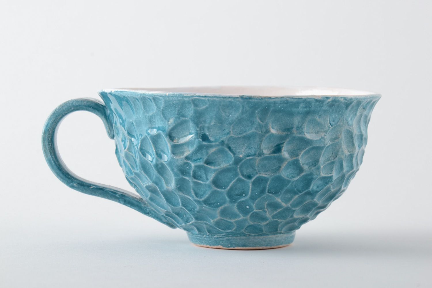 Handmade hellblaue keramische Tasse aus Ton für Tee oder Kaffe mit Glasur bedeckt foto 2