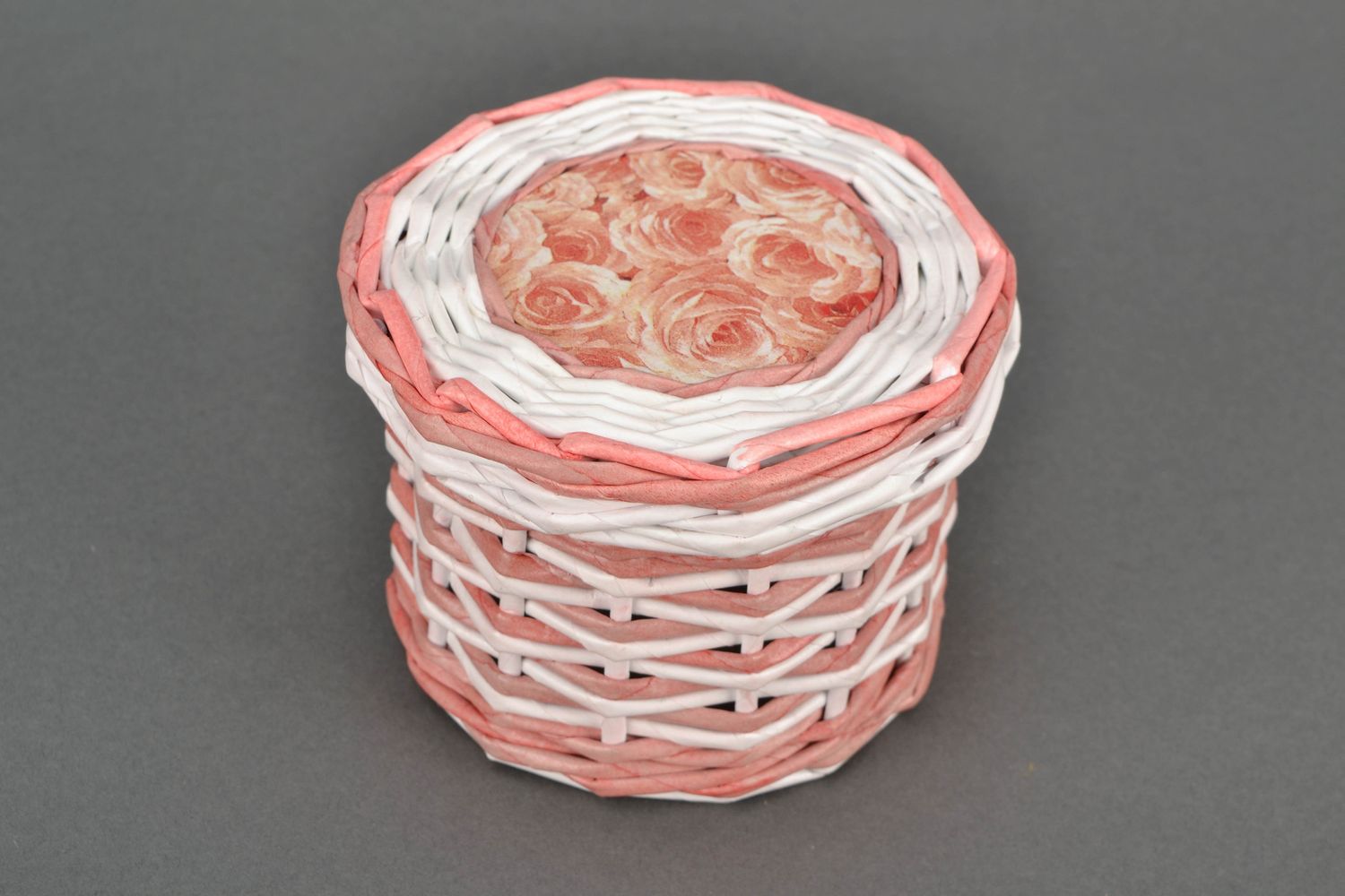 Round woven newspaper basket with lid Bouquet of Roses photo 1