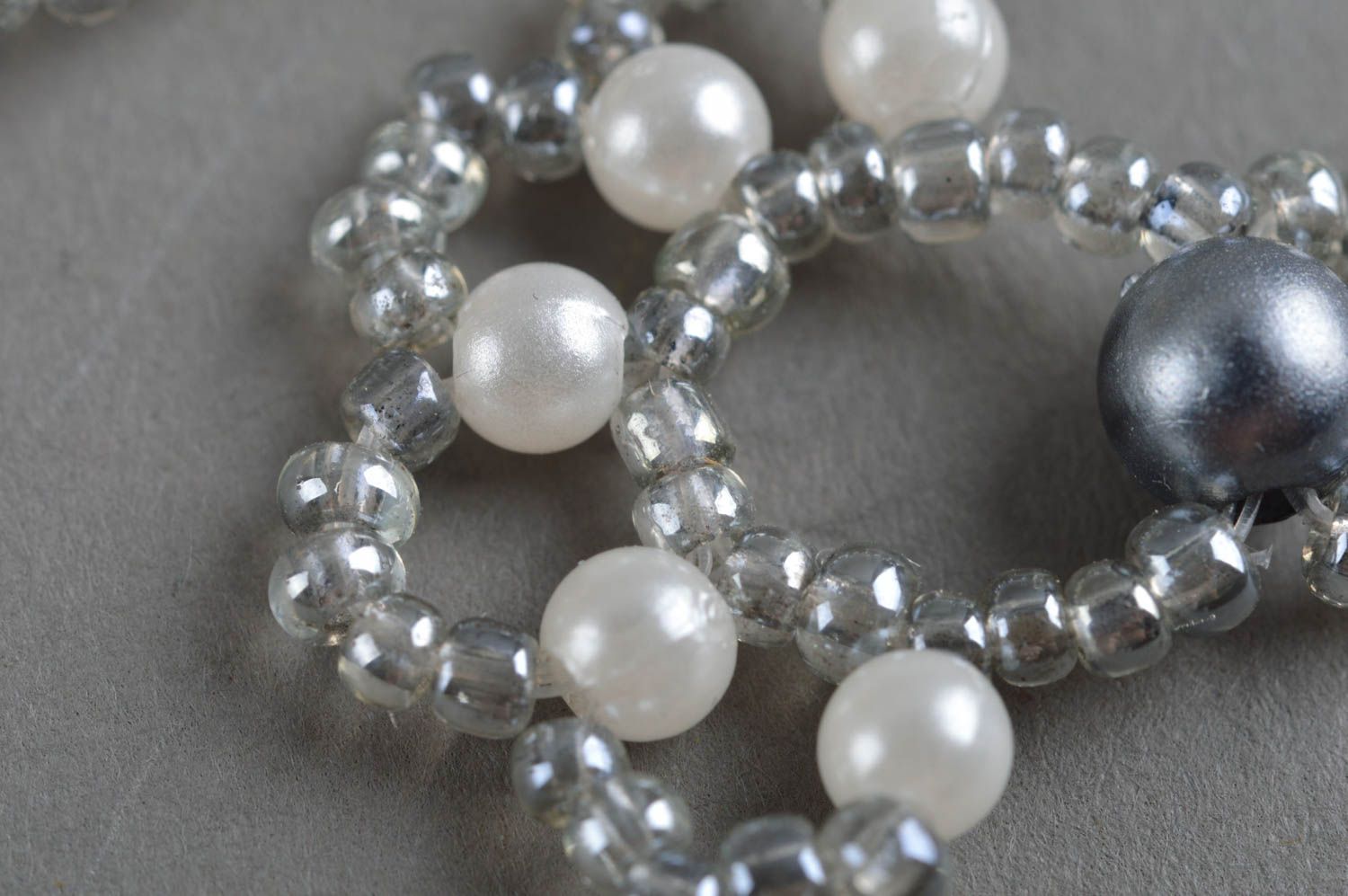 Boucles d'oreilles en perles de rocaille faites main longues grandes blanc gris photo 5