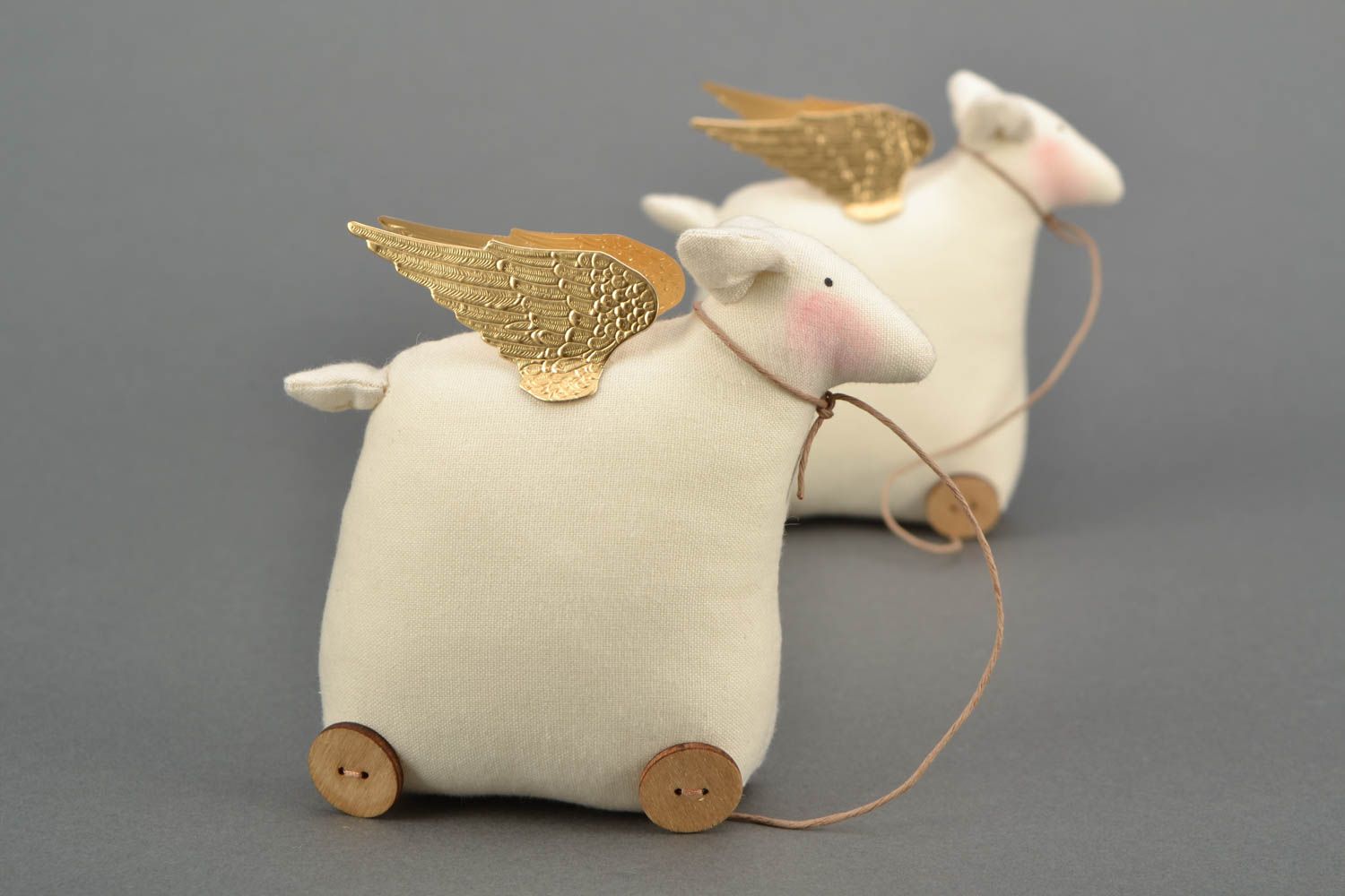 Jouet décoratif en tissu de coton fait main Mouton avec des ailles couleur or photo 1