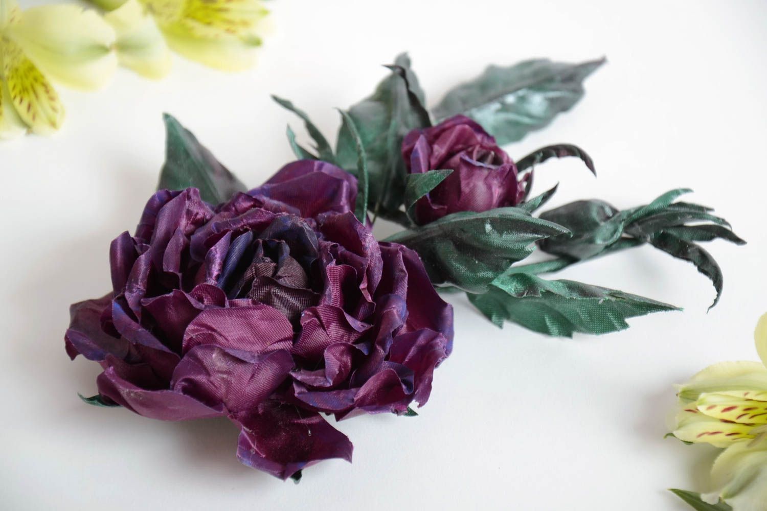 Брошь-заколка из ткани ручной работы авторская в виде фиолетового цветка фото 1