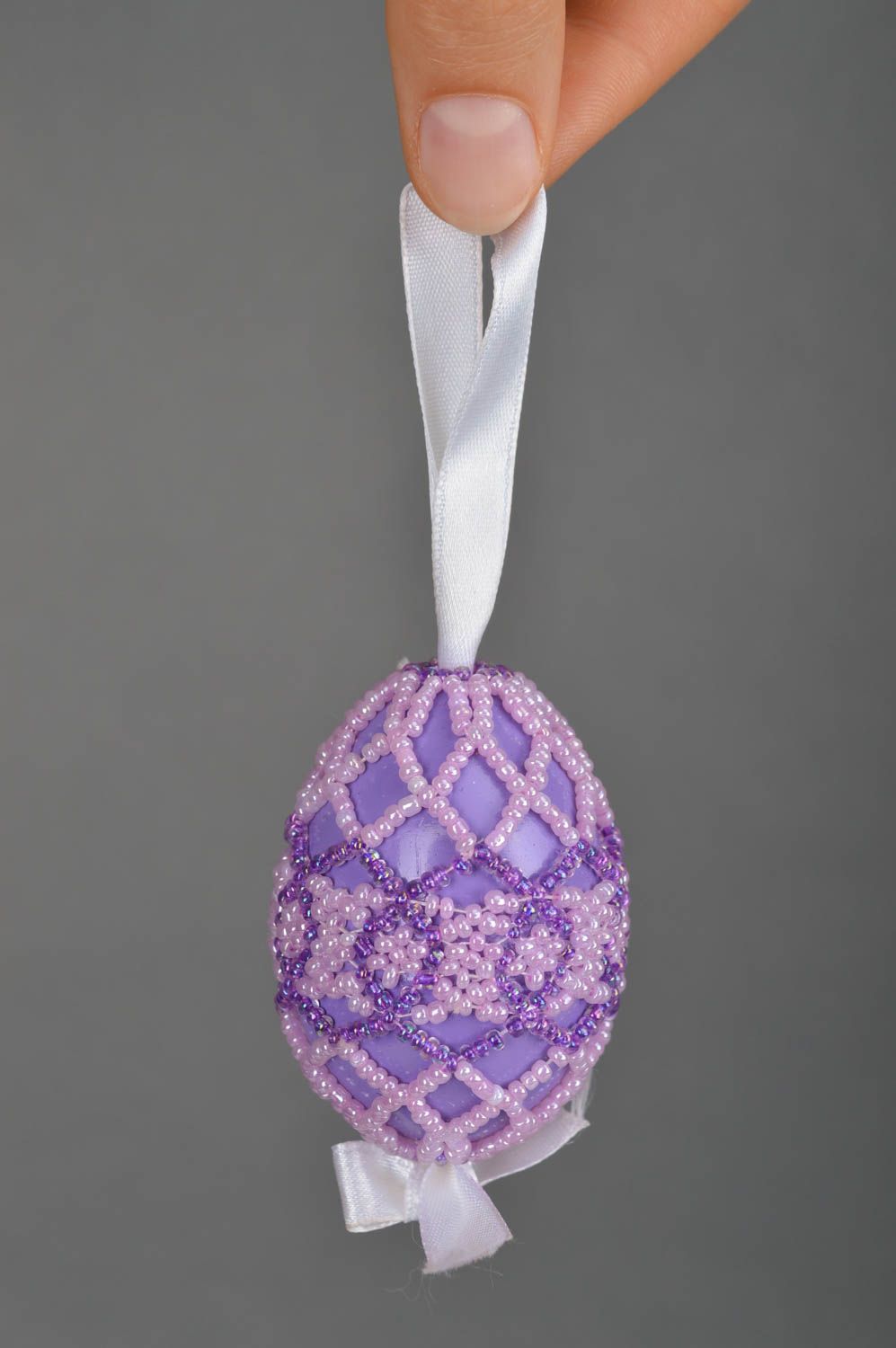 Пасхальное яйцо ручной работы яйцо из бисера пасхальный декор сиреневое подвеска фото 5