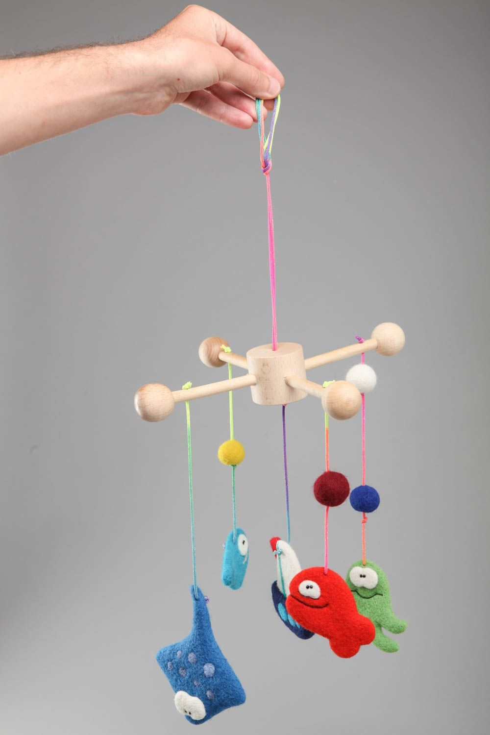Мобиль на кроватку с разноцветными игрушками из натуральной шерсти ручная работа фото 4