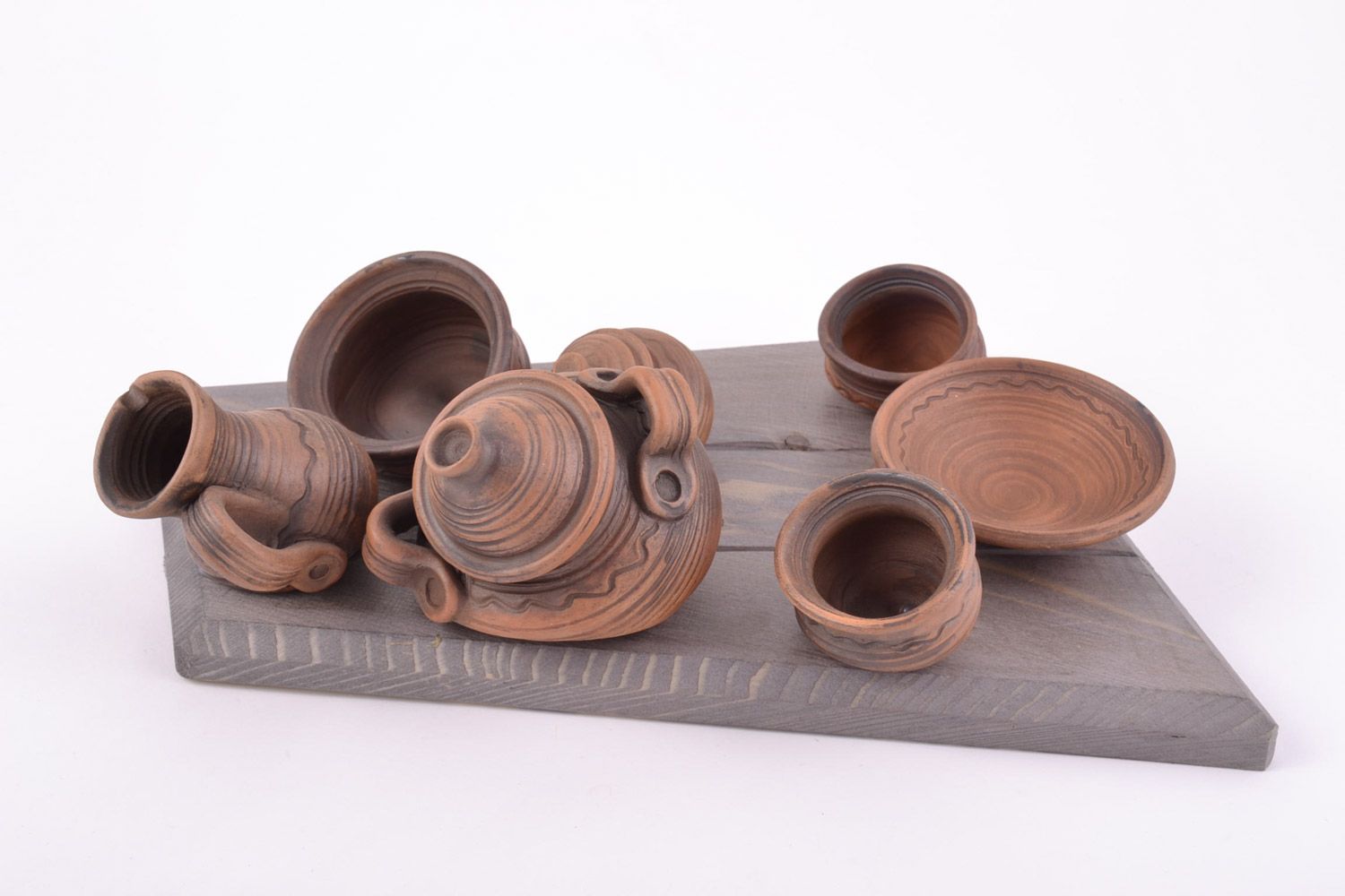 Объемное панно в виде деревянной доски с глиняной посудой настенное хэнд мэйд фото 4