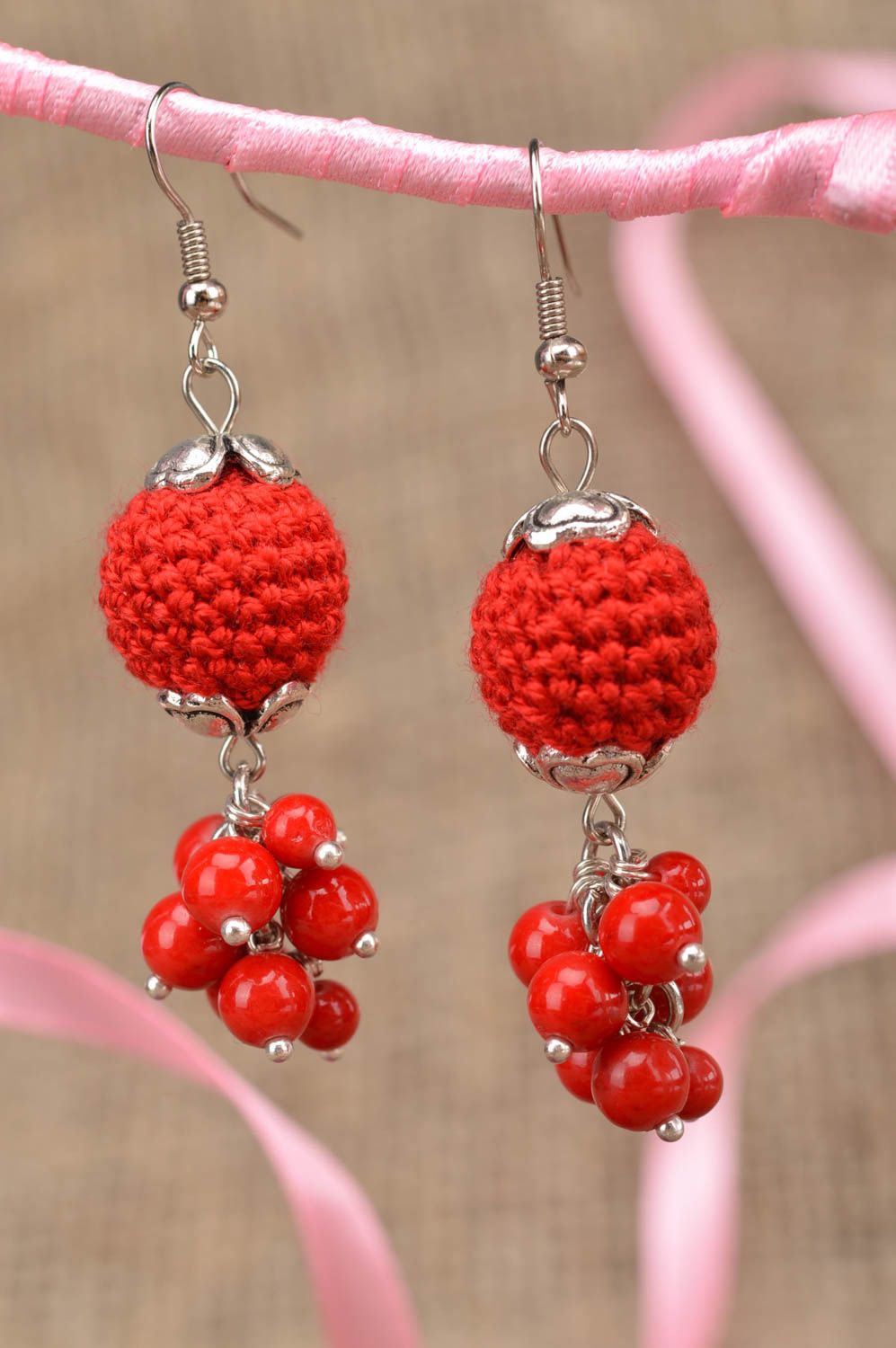 Longues boucles d'oreilles en tricot rouges faites main avec perles fantaisie  photo 1