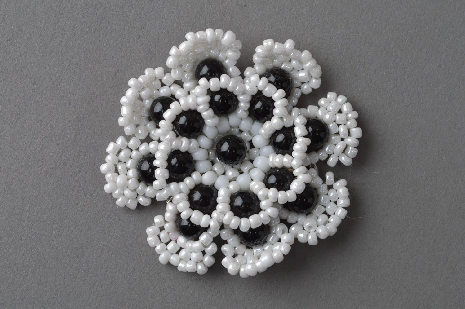 Jolie broche fleur noir blanc en perles de rocaille faite main délicate photo 2
