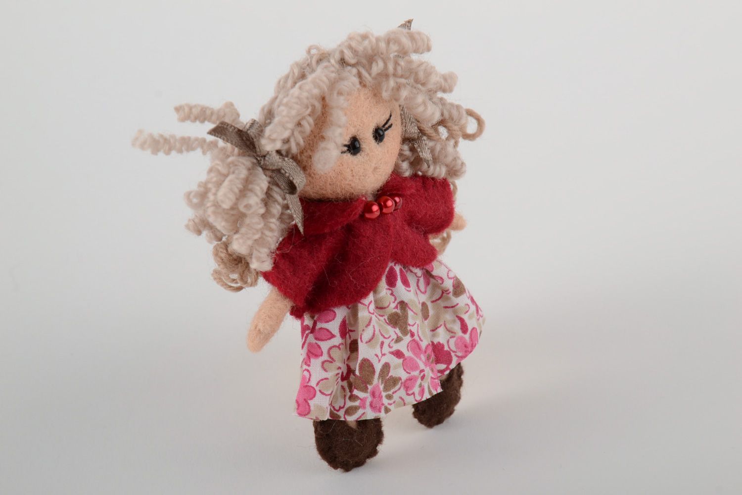 Schöne originelle Brosche aus Wolle in Trockenfilzen Technik Puppe foto 4