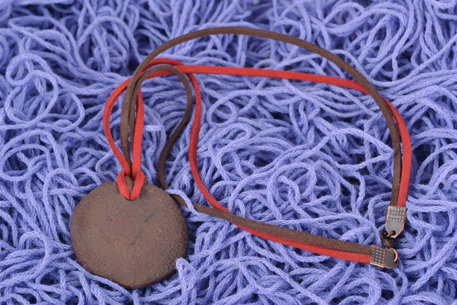 Глиняный кулон круглый коричневый в этническом стиле фото 1