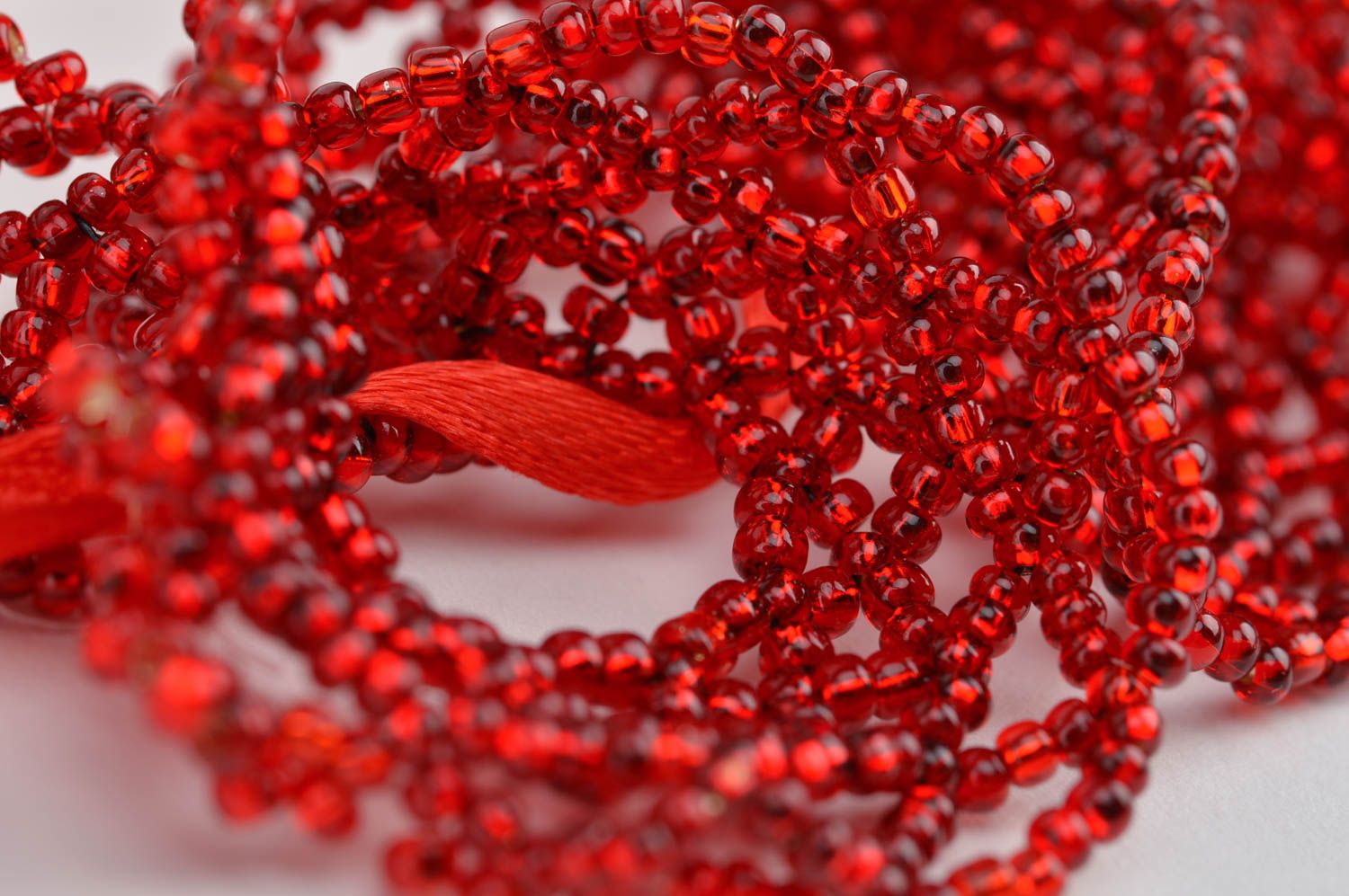 Ожерелье из бисера красное яркое ажурное красивое ручной работы на лентах  фото 4